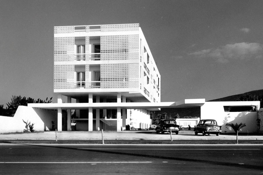 Kifissias 272 building: Nicos Valsamakis, 1958. »Das Griechenland der Nachkriegszeit war voller Optimismus, und die Architektur spiegelte das perfekt wider. In den 50er-Jahren ging es um Lebensfreude und Freiraum, wie man an diesem Gebäude sehen kann.«