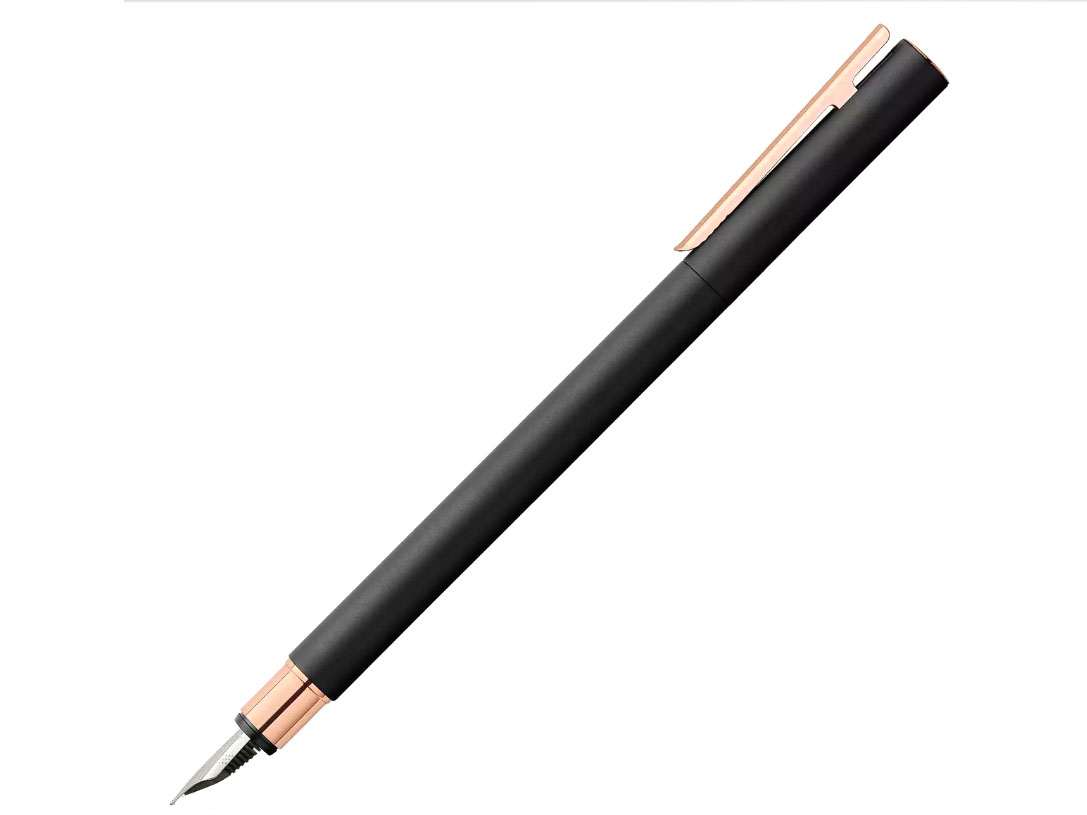 »Neo Slim Metall« von Faber-Castell . »Einen schönen Füller hat man sein Leben lang! Ich liebe dieses zeitlose Modell in Roségold der Traditionsmarke Faber- Castell – ein Klassiker, der bleibt.«