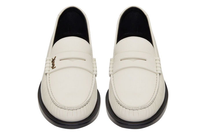 Saint-Laurent-Modell »Le Loafer«. »Back to Basics – ein klassischer Loafer darf nie fehlen. Im Frühling beim Spaziergang oder als cooles Accessoire zum Business-Look – so kann ich auch ohne Highheels im Homeoffice meine Schuh-leidenschaft ausleben.«