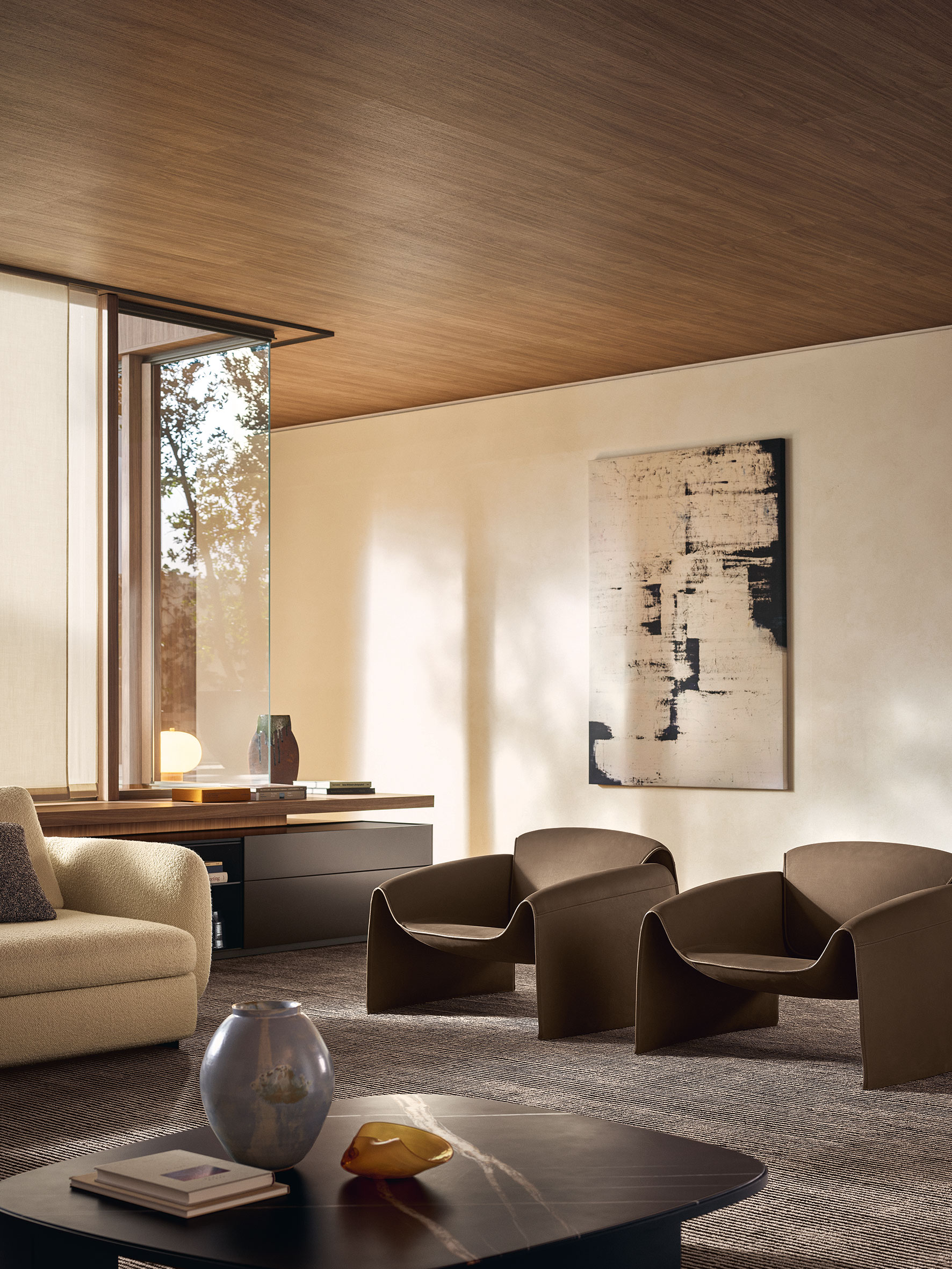 Willkommen im Club: Mit dem Lounge-Chair »Le Club« wird der Archetyp Clubsessel neu interpretiert. Und zwar leichtfüßig, abgespeckt und frei von Wucht. poliform.com&nbsp;