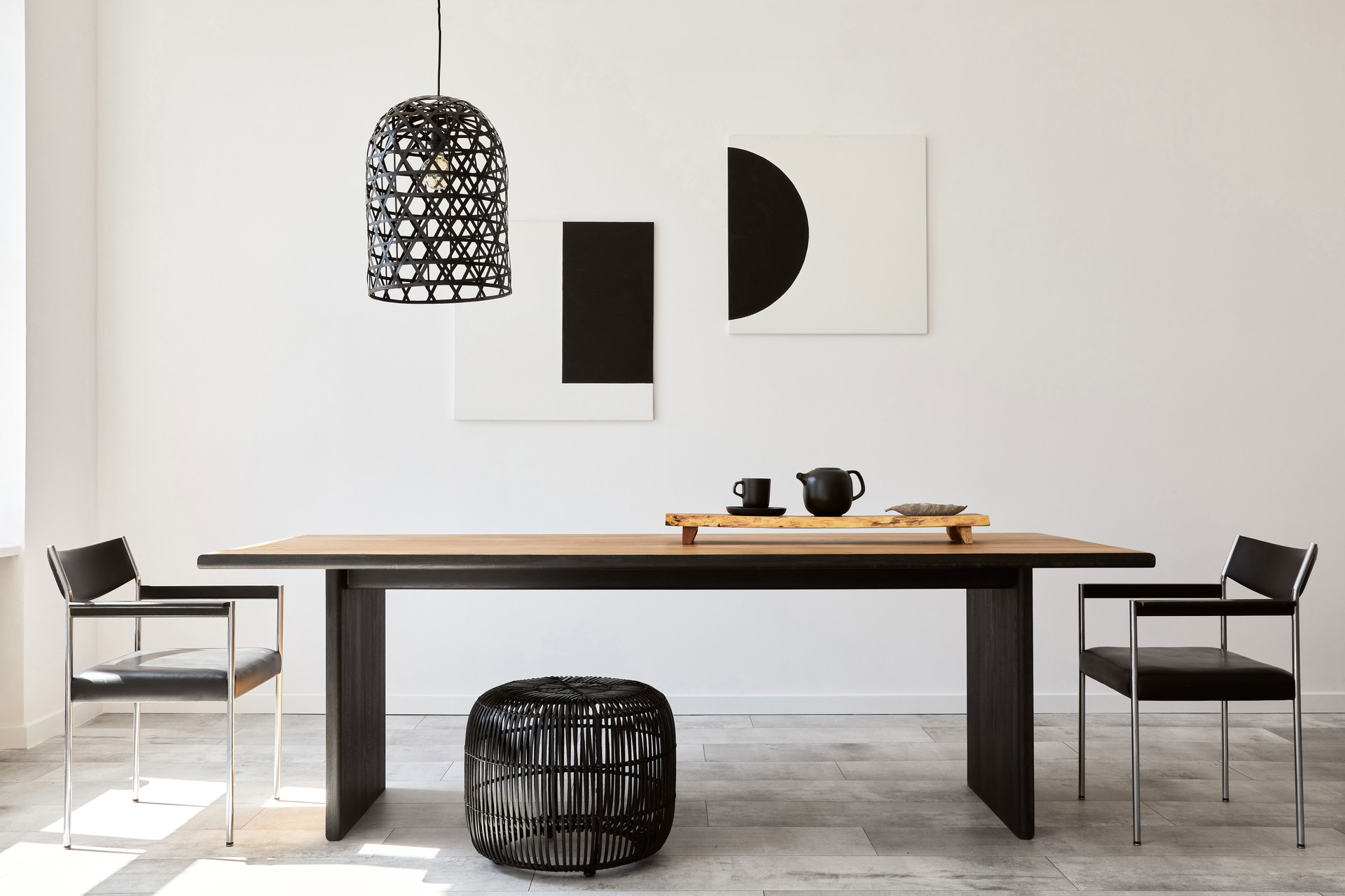 Eine eher schlichte Einrichtung in Schwarz-Weiß wirkt&nbsp;elegant und edel. Sie strahlt viel Ruhe aus, was zum Beispiel im Esszimmer einen positiven Effekt haben kann.