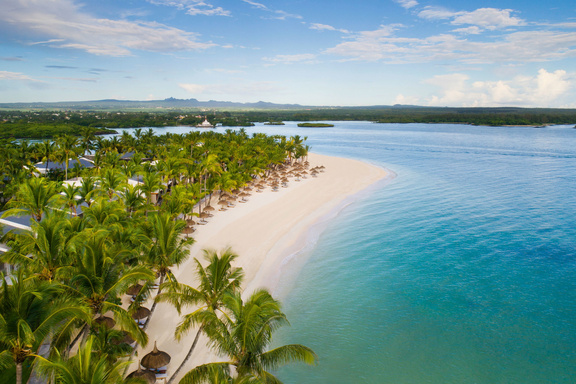 Wohltemperierte Schatzinsel: Das One&amp;Only Resort auf Mauritius bietet 52 exklusive Villen mit Privatgärten inklusive geheiztem Swimmingpool sowie Zugang zu allen Angeboten des benachbarten 5-Sterne-Luxushotels. chalupa.at