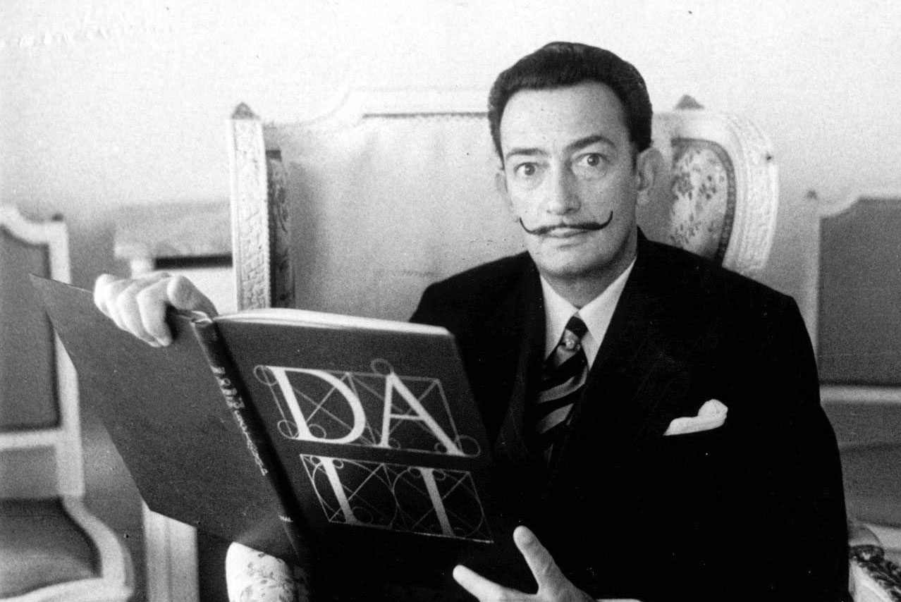 Schalentier: Surrealist und Malgenie Salvador Dalí&nbsp;kreierte 1937 mit Elsa Schiaparelli das legendäre »Lobster Kleid« – für viele Experten eine Art Urknall im Zusammenspiel von Mode und Kunst.
