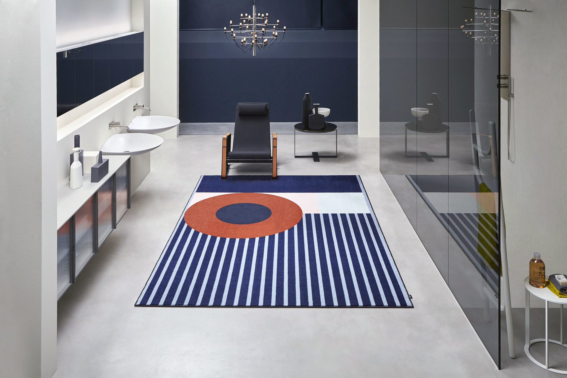 Geometrisch: Der Teppich aus der Kollektion »Geometrie Volanti« von Antonio Lupi verleiht dem Badezimmer eine elegante und raffinierte Aura.