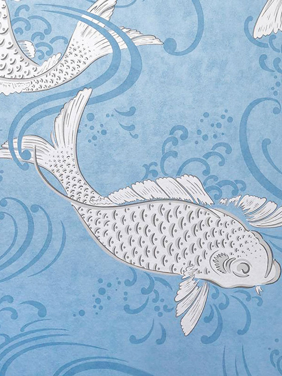 Zierfische Silberfarbene Koi-Karpfen in einem -bewegten Wasserbecken zieren die Papiertapete »Derwent« von Osborne   &amp; Little. Der stilvolle -Karpfenteich ist in fünf verschiedenen Farbvariationen erhältlich.