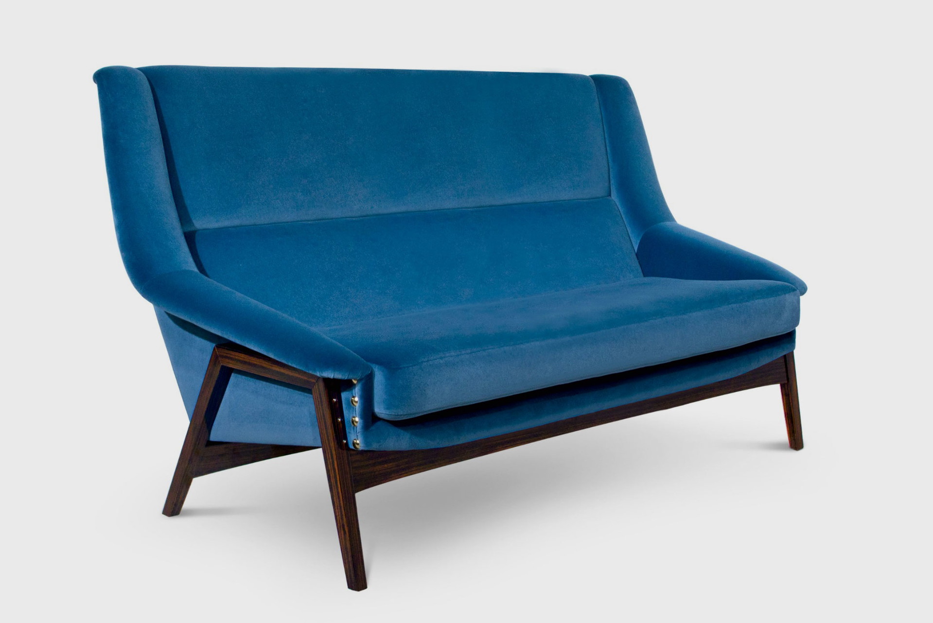 Königsblau:&nbsp;Das 2-Sitzer-Loungesofa »Inca« wurde von der faszinierenden Kultur des Inka-Reichs inspiriert. Gepolstert ist das Sofa mit Baumwollsamt, Beine aus Ebenholzfurnier mit glänzender Lackierung.