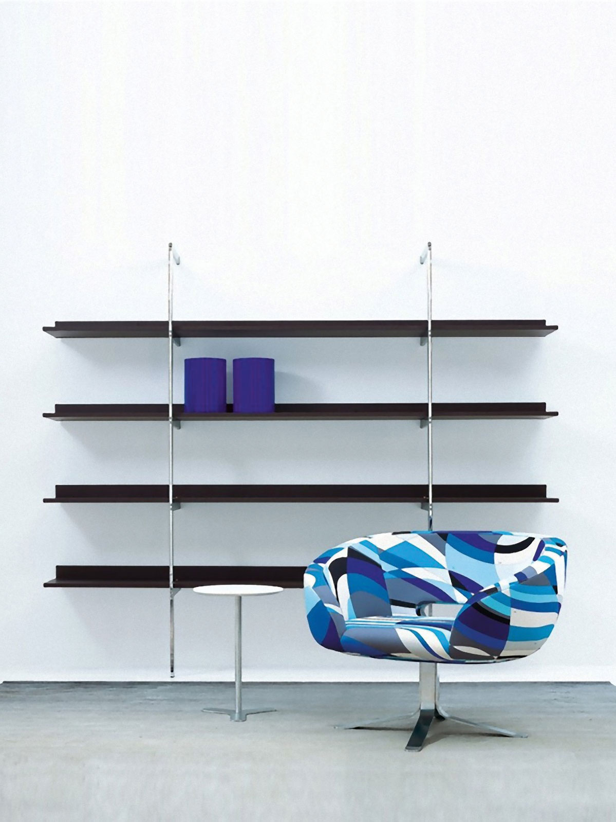 Farbenfrohe Zeitreise: Drehsessel »Rive Droite« von Cappellini. Der Bezug, der aus einer Auswahl von Stoffen des Designers Emilio Pucci gefertigt ist, schickt uns zurück in die 60er.