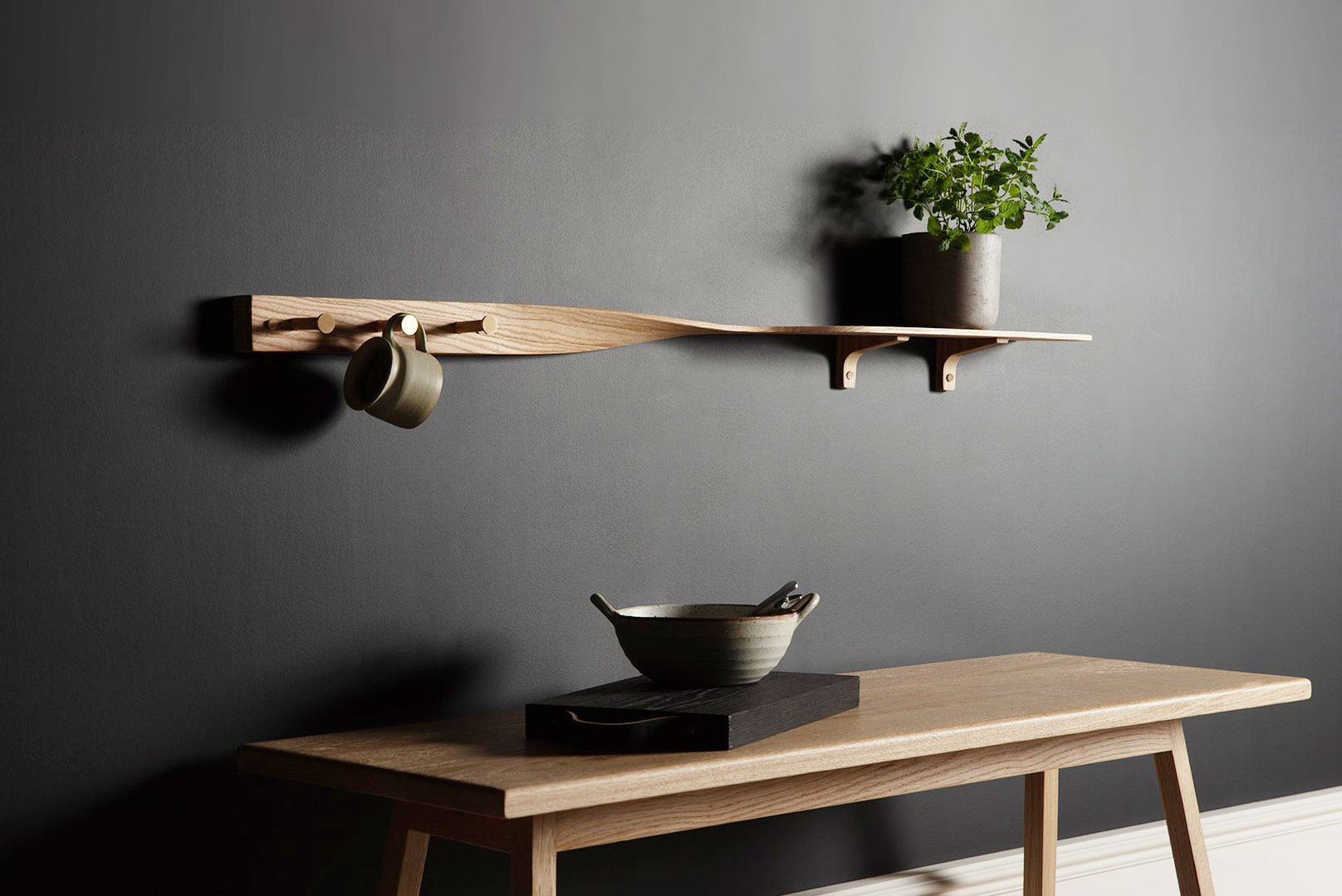 Der richtige Dreh: Das einzigartige »Tor Twist Shelf« ist sorgfältig aus Eschenholz geformt. Dieses vielseitige Stück kann entweder links oder rechts ausgerichtet werden und passt perfekt in die Küche oder in den Flur.