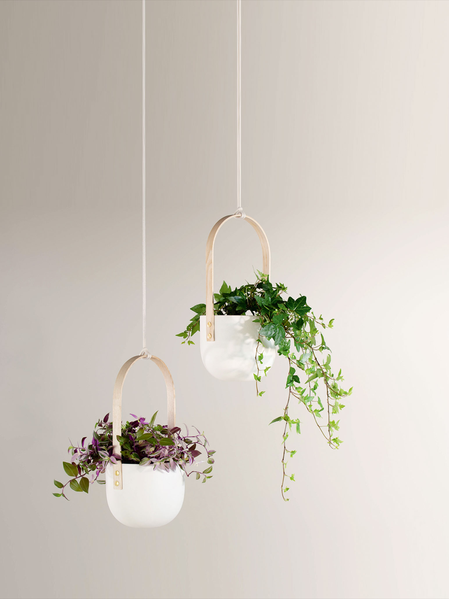 Blumenampel: Mit dem »Morvah Ceiling Hanging Planter« hat Tom Raffield einen ausgefallenen Blumentopf zum Hängen geschaffen. Die von ihm entwickelte Dampfmethode ermöglicht es, den Holzrahmen tropfenförmig zu biegen.&nbsp;