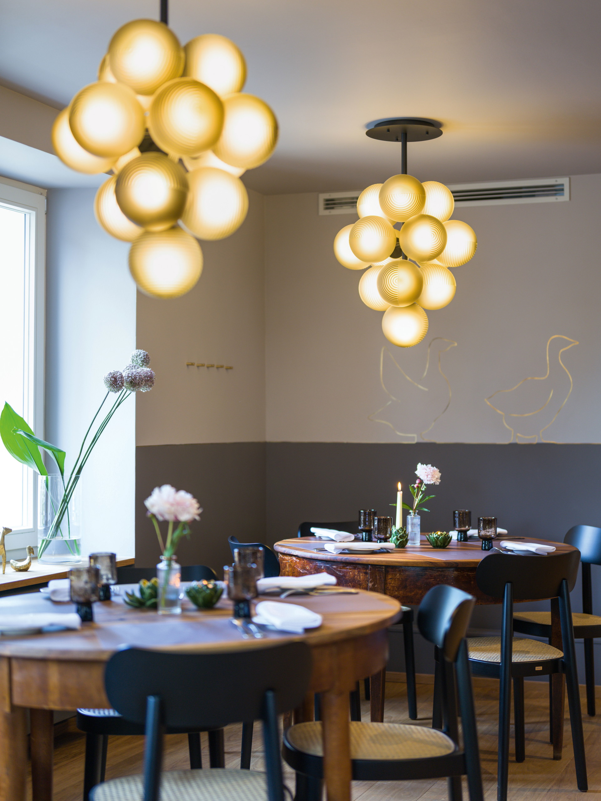 Zu Tisch: Das Wirtshaus »Mättle« in Lörrach (Baden-Württemberg) – mit den von Sebastian Herkner entworfenen Stühlen (Thonet »118«) und Leuchten&nbsp; (»Stellar Grape«). maettle.de