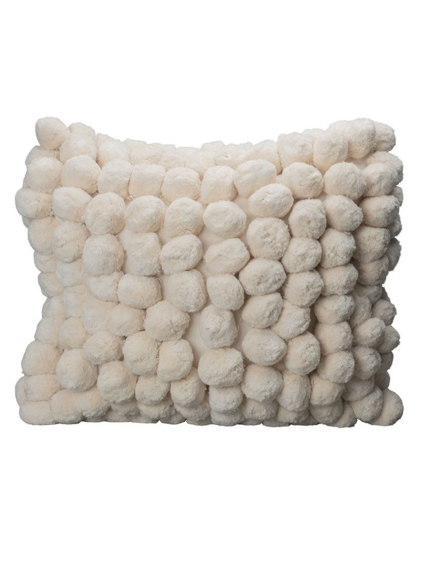 Das Pompom Kissen 45 x 45 cm der schwedischen Marke By On ist ein Traum für alle, die weiche und kuschelige Innendetails lieben.