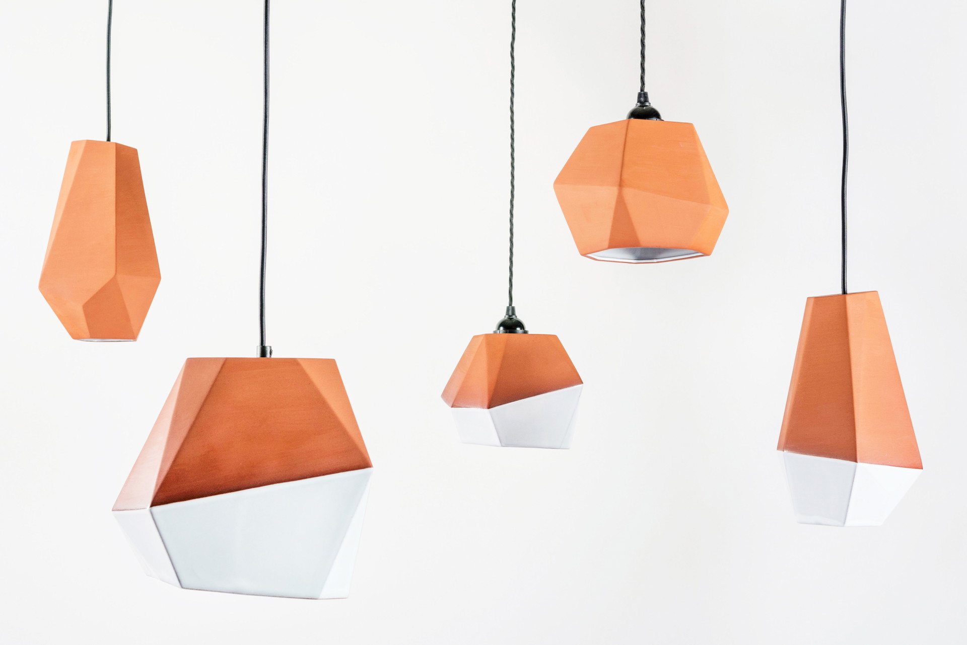 Untypische Form Neben den&nbsp;bekannten Blumentöpfen bietet die »Geometric Terra-cotta«-Serie auch eine Vase und eine Spot-Pendelleuchte. Jedes Produkt ist sowohl in halb glasierter als&nbsp;auch in unglasierter -Ausführung erhältlich.