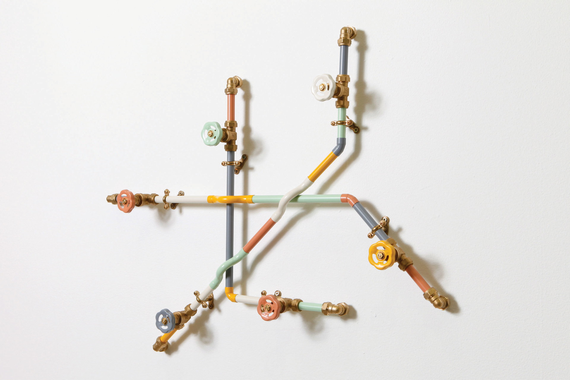 Rohrleitung Die »Pipework Series« besteht aus drei Garderoben-ständern und drei Kerzenhaltern, die in acht Farben und Ausführungen erhältlich sind. Von jedem Design werden nur 30 Stück hergestellt; wenn ein Design ausverkauft ist, wird eine neue Version hergestellt.