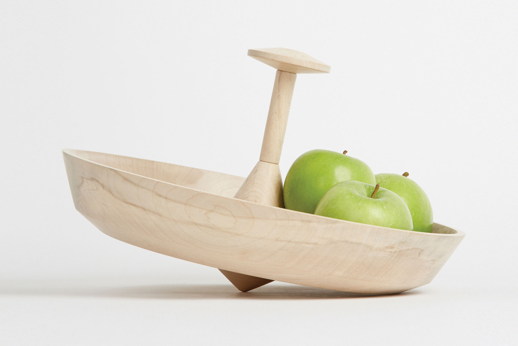 Kreisel Die »Spinning Bowls« werden aus englischer Esche und Bergahorn hergestellt. Die Obstschale lässt sich reibungslos drehen.&nbsp;