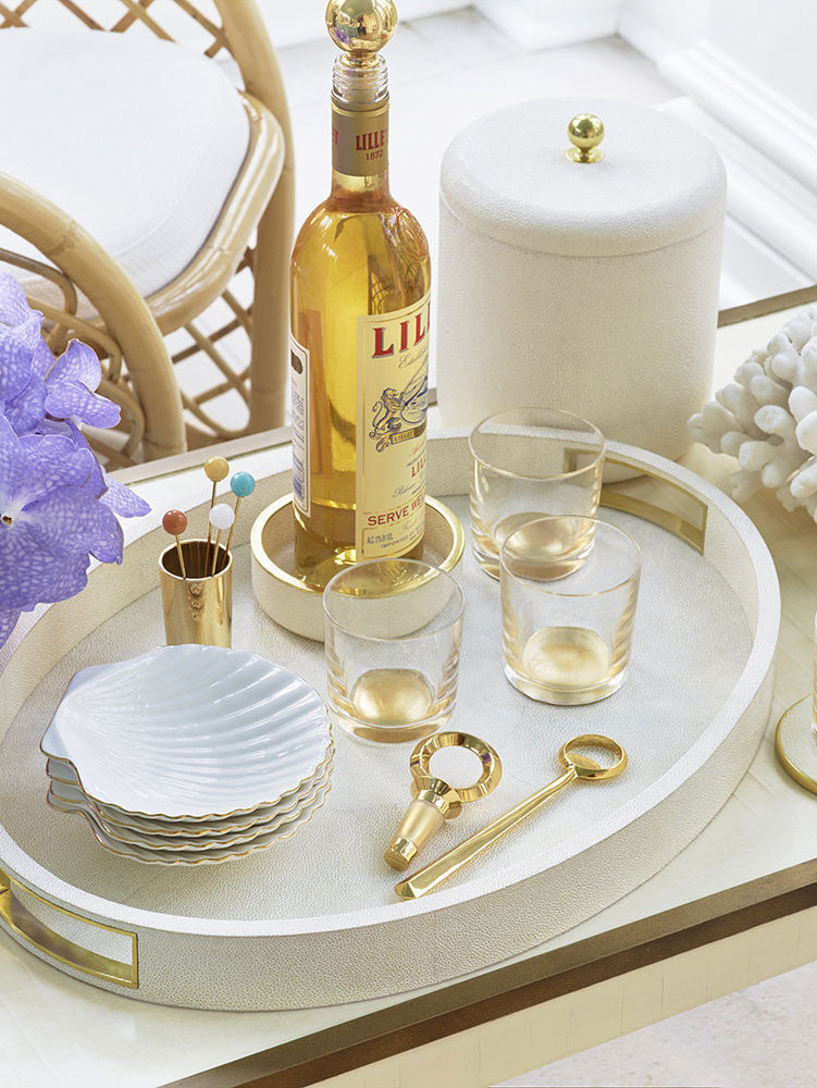 Die Vorspeise-Teller im Muscheldesign aus Keramik passen perfekt zum Einrichtungsstil in den Hamptons. Von Aerin.