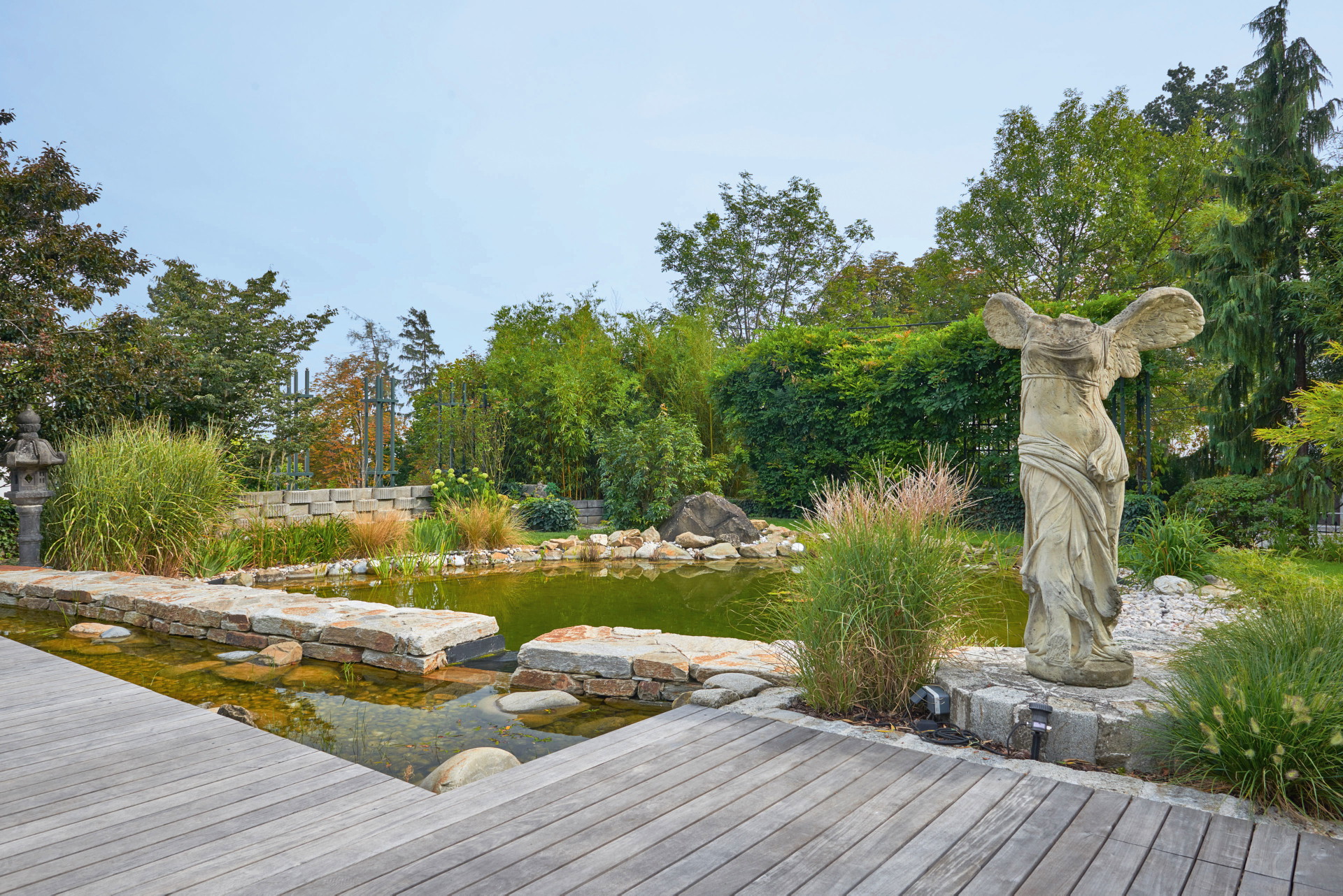 Multifunktional: Den Schwimmteich und seichte Biotope zu trennen, strukturiert nicht nur den Garten schön, sondern hilft auch bei der richtigen Bepflanzung.&nbsp;begruender.at