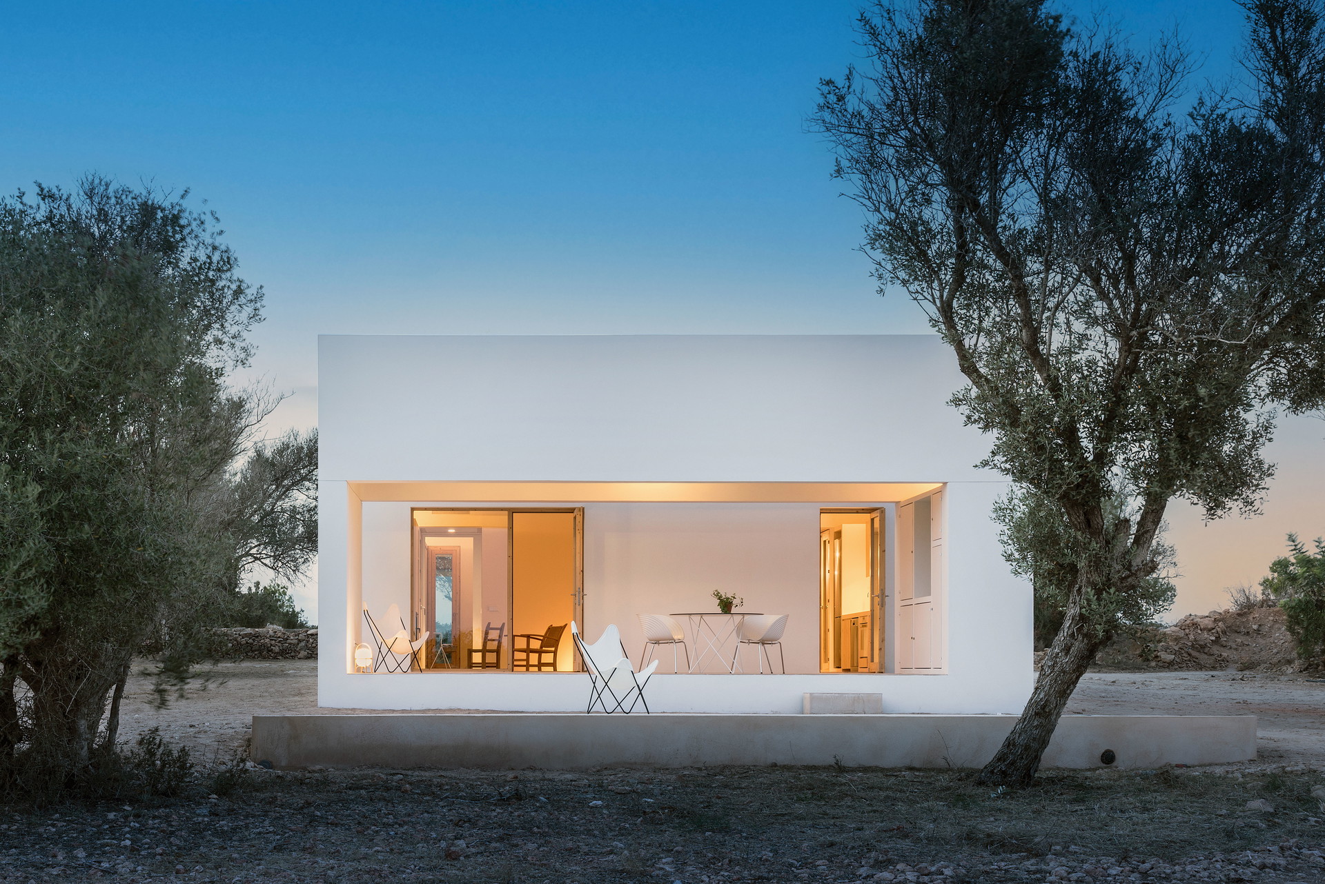 Wohnlicher Rahmen: Der Wohnraum der Villa Es Pou öffnet sich zur Natur, Mandel- und Feigenbäume sind zum Greifen nah. Traditionelle mediterrane Architektur, modern und sensibel weitergedacht.