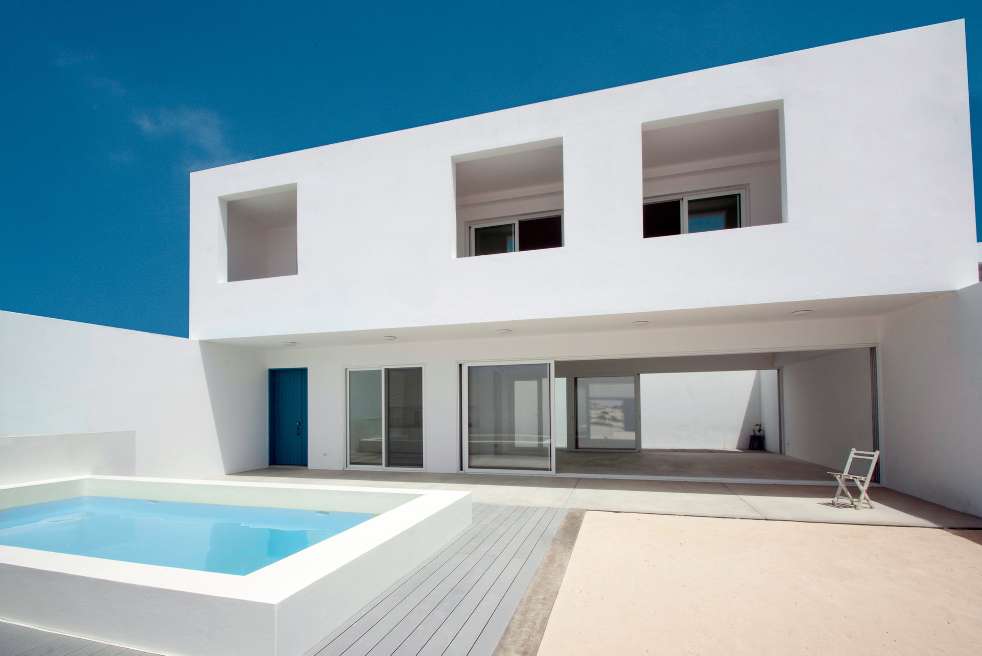 Einfache Freuden: Sand, Meer und Dünen sind vor der Haustür – was braucht man mehr als das Wesentliche? Eben. Die 18 Appartements auf der kapverdischen Insel Boa Vista wurden von Architekt José Adrião mit portugiesischer Bescheidenheit zum Luxusobjekt. joseadriao.com