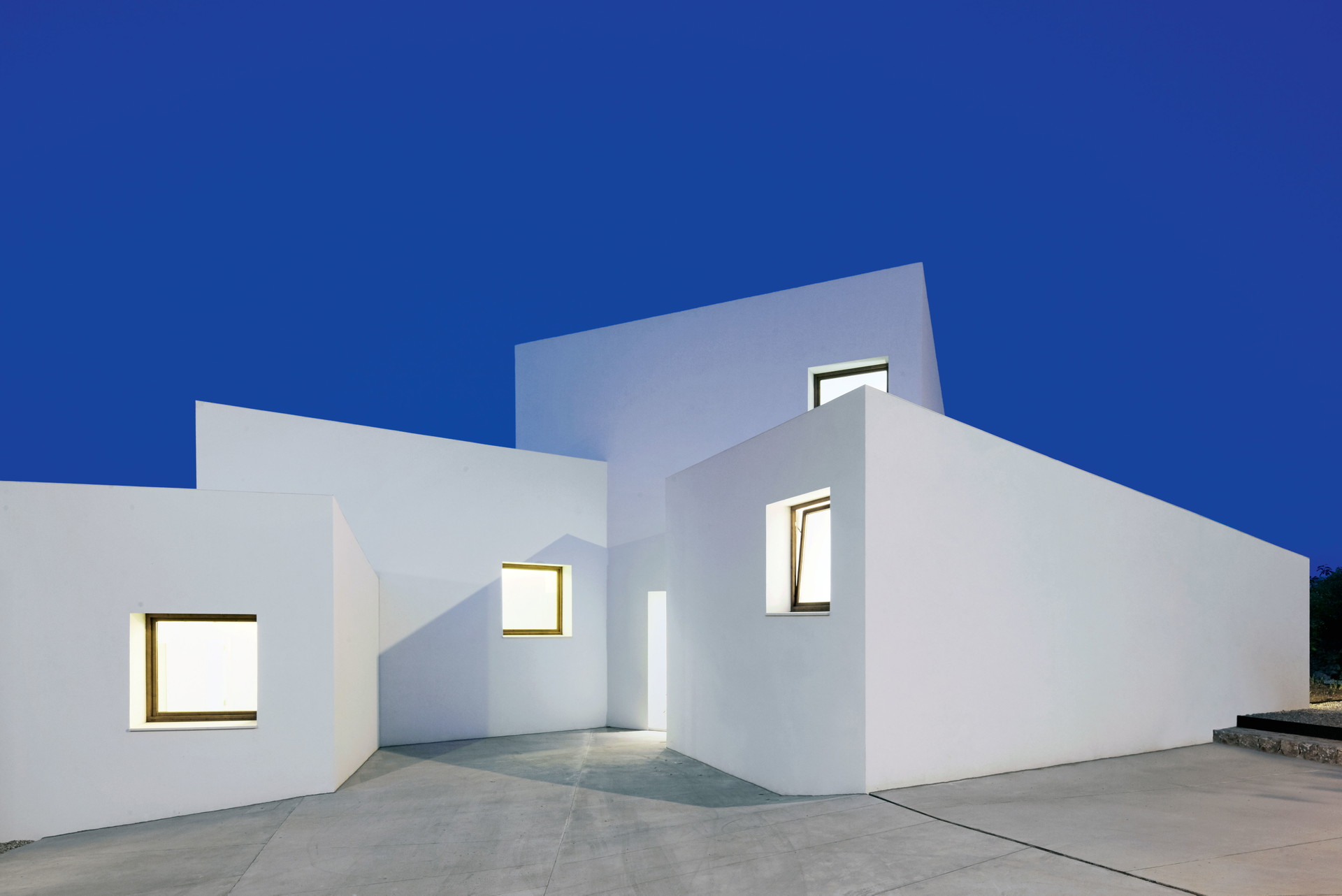 Freundliche Familie: Ein klimatisch genau austariertes Arrangement von vier Pultdächern komponierte das Büro OHLAB für diese Villa auf Mallorca: Das Weiß reflektiert die Hitze, dazwischen kühlt die Luft. Ein Haus wie ein kleines Dorf. ohlab.net