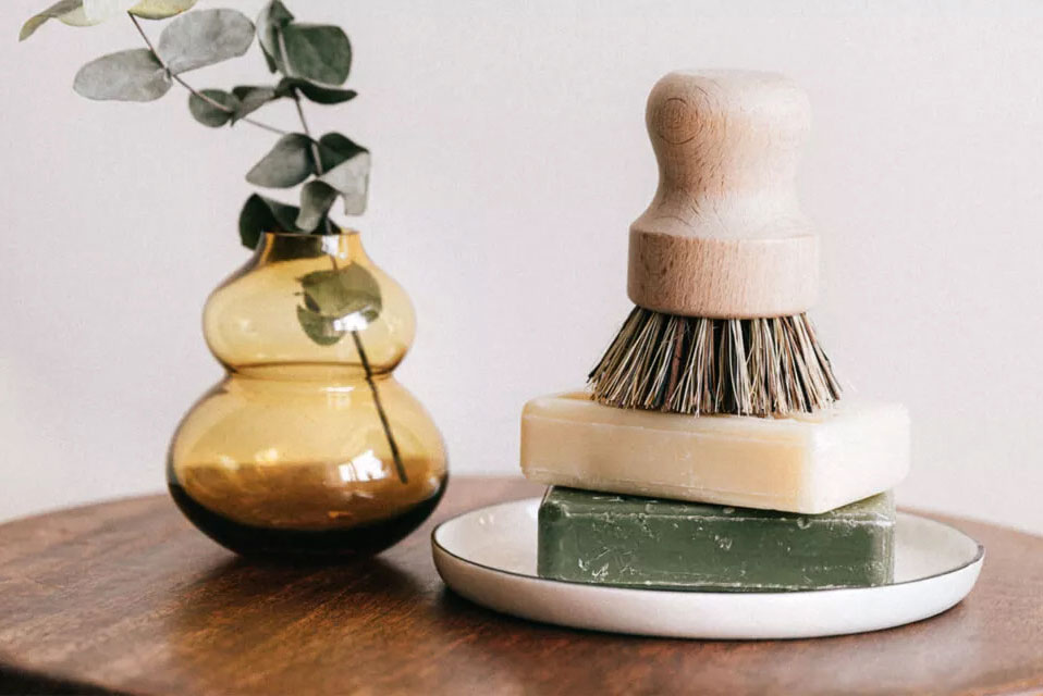 Natürlich schön: Simple, an den Wänden verlaufende Holzregale bieten den Produkten eine Bühne, das Interieur wird von Naturtönen dominiert.&nbsp;