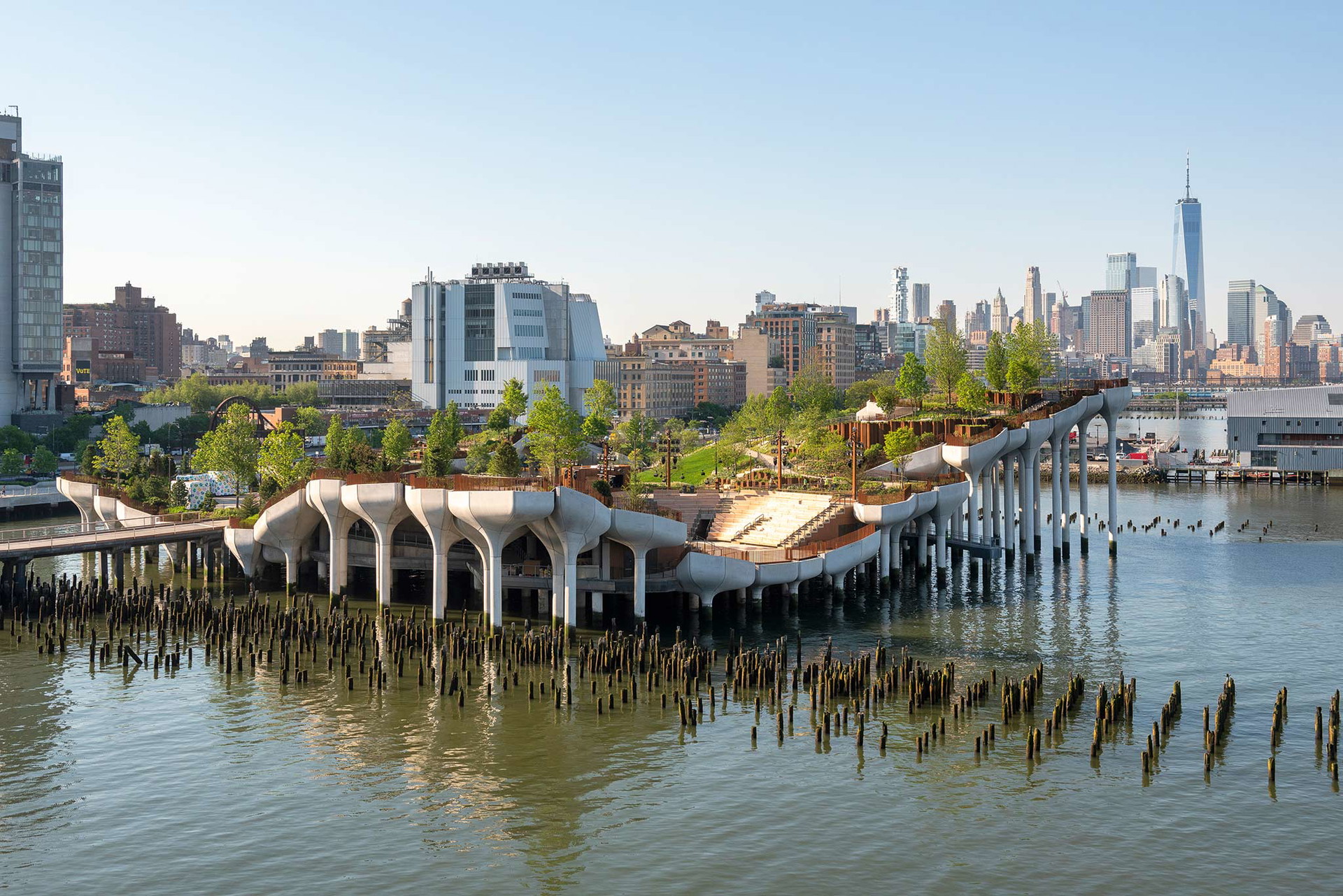 Little Island, New York City Wo einst der Pier 54 in den Hudson River ragte, befindet sich seit Mai 2021 ein 10.000 Quadratmeter großer Park von Designer Thomas Heatherwick und Landschafts­architektin Signe Nielsen. Little Island ist auf insgesamt 132 tulpenförmigen Betonstützen errichtet, die ihrerseits die alten Holzpfähle im Fluss zitieren. Finanziert wurde der rund 260 Millionen Dollar teure Park vom New Yorker Medien-Mogul Barry Diller und seiner Frau, der Modedesignerin Diane von Fürstenberg. www.littleisland.org, www.hudsonriverpark.org, www.heatherwick.com, www.mnlandscape.com
