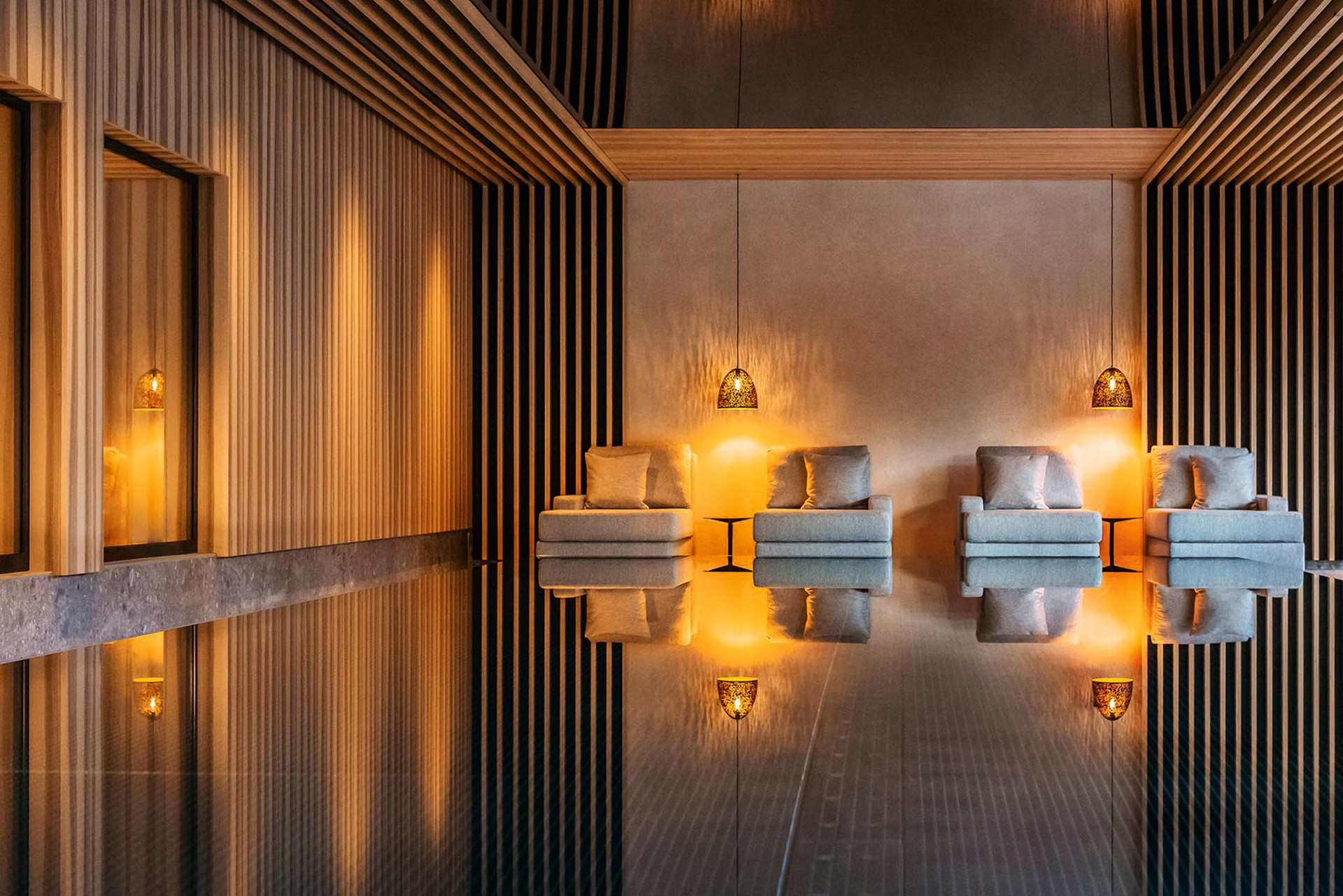 Ländle-Luxus Ein Neuzugang im Bregenzerwald ist das Vier-Sterne-Superiorhotel »Alpenstern« im Ski- und Wandergebiet Damüls-Mellau. Für Resort-Freunde sind Saunen, Dampfbad, Kosmetik, Massagen, Fitness und Ruheräume im Angebot. Vom Infinity-Pool geht der Blick direkt in die Bergkulisse. Das Design ist von edler Wertigkeit mit klaren Linien, wie man es in der Region gewohnt ist. hotel-alpenstern.at


