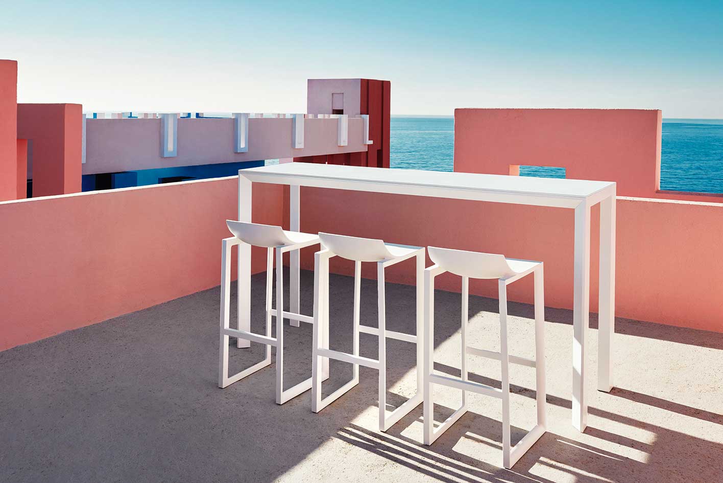 Formschön Die Leichtigkeit und das Material machen den »Wall Street Hocker« von Eugeni Quitllet zum Designobjekt. vondom.com

