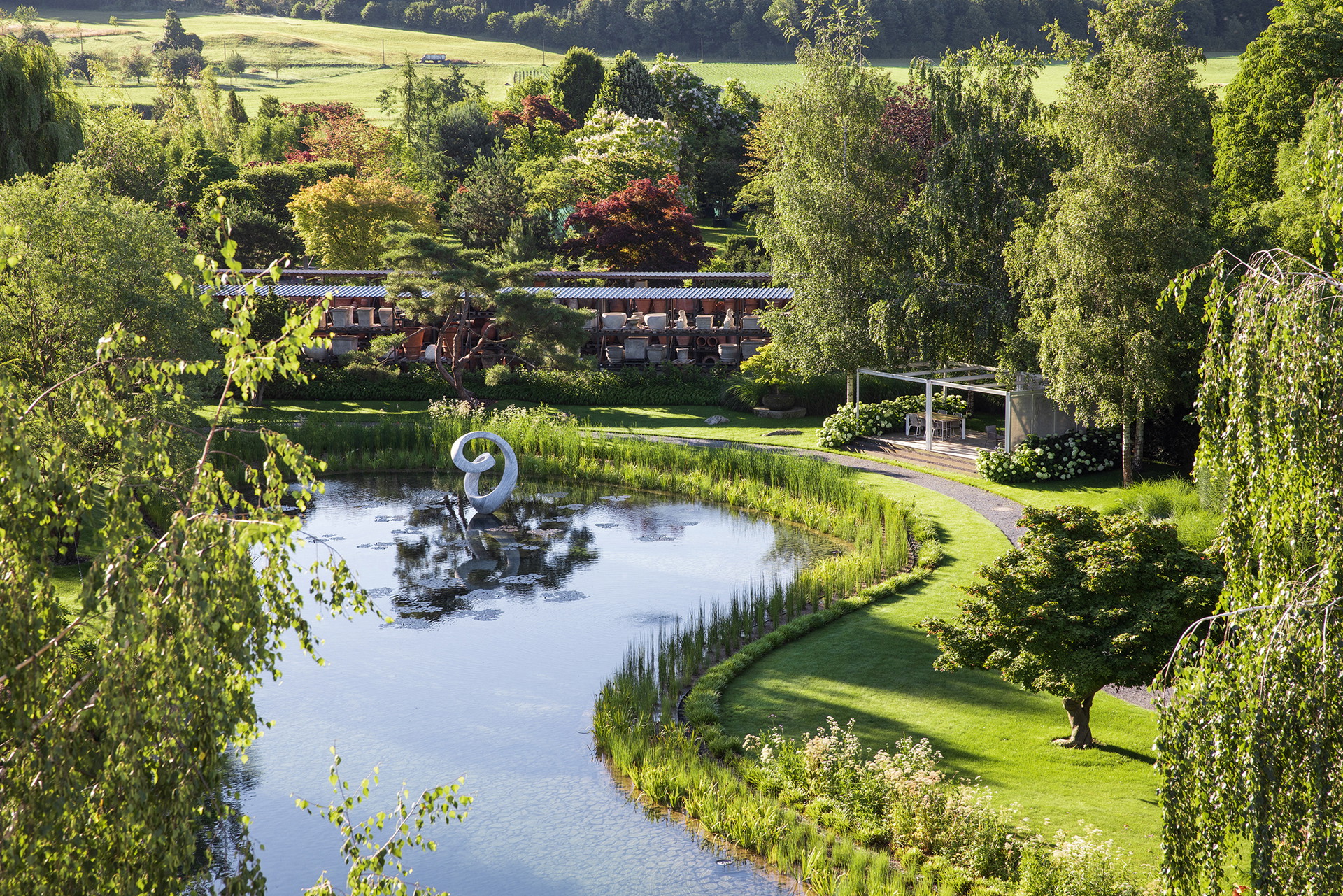 Garten Enea Das Baummuseum in Rapperswil-Jona: Elegante Altersresidenz für 25 Arten und Skulpturenpark auf einer Fläche von 7,5 Hektar. Ganzjährig für Besucher geöffnet. www.enea.ch