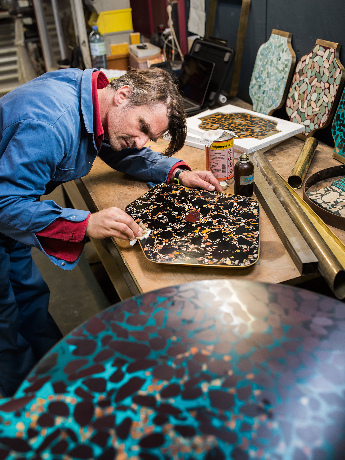 Auf Hochglanz Muhrhofer beim Polieren des Proto­typen eines Centerpieces für eine Tafel. Das Werkstück soll »Elfie« heißen. Im Hintergrund stehen die »Anna Trays«.