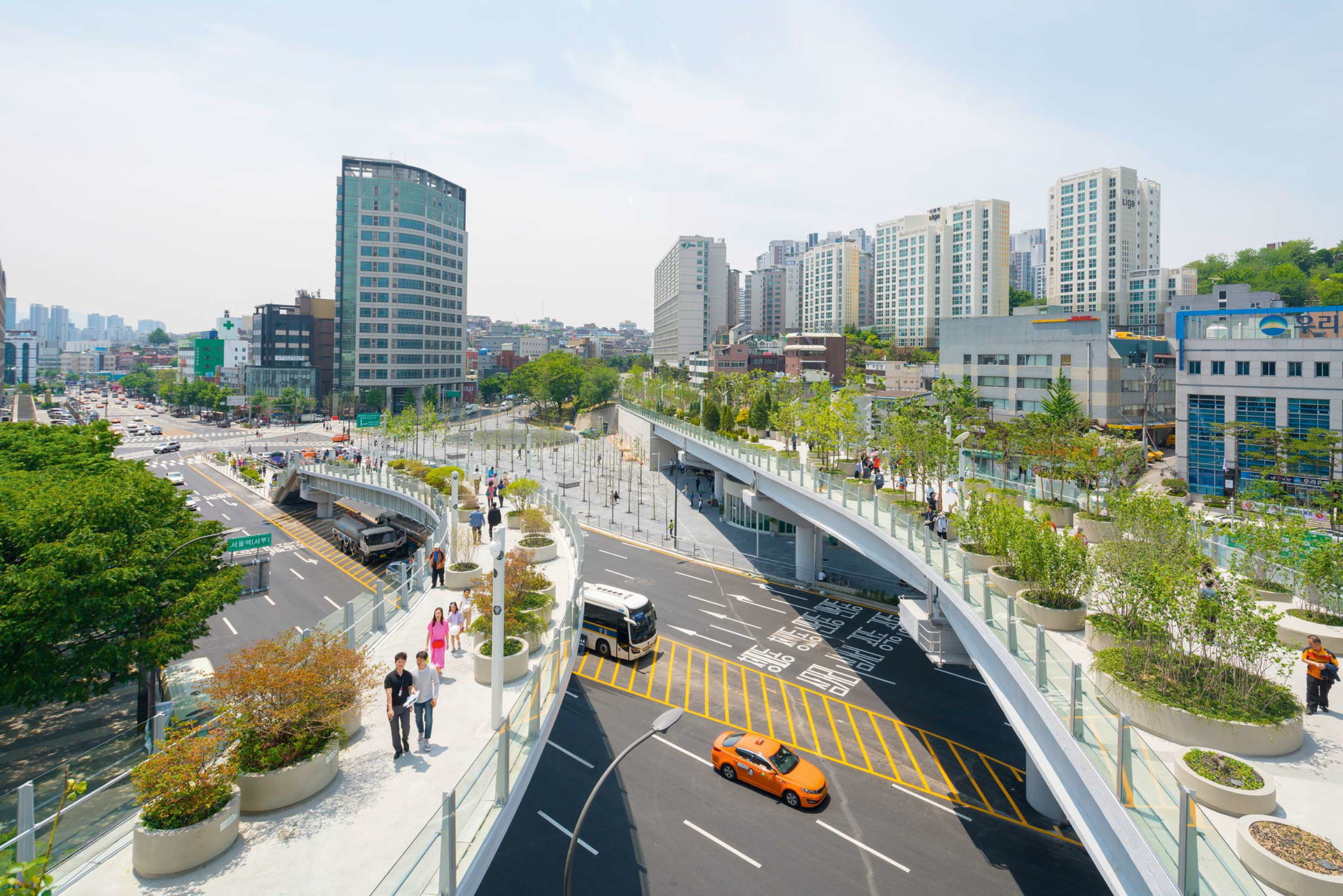 Skygarden Seoullo 7017, Seoul Der Autobahnzubringer aus den Siebzigerjahren war marod, und so entschied sich die Stadtregierung von Seoul – statt einer klassischen Sanierung – zu einem Radikalumbau. Wo einst Autos fuhren, haben die Menschen nun eine Strecke zum Joggen und Spazieren. In 645 zylindrischen Trögen wuchern Bäume, Büsche und Blumen. In Zukunft, so der Plan, soll der Skygarden Seoullo 7017 verlängert und an weitere öffentliche Parkanlagen angeschlossen werden. www.mvrdv.nl

