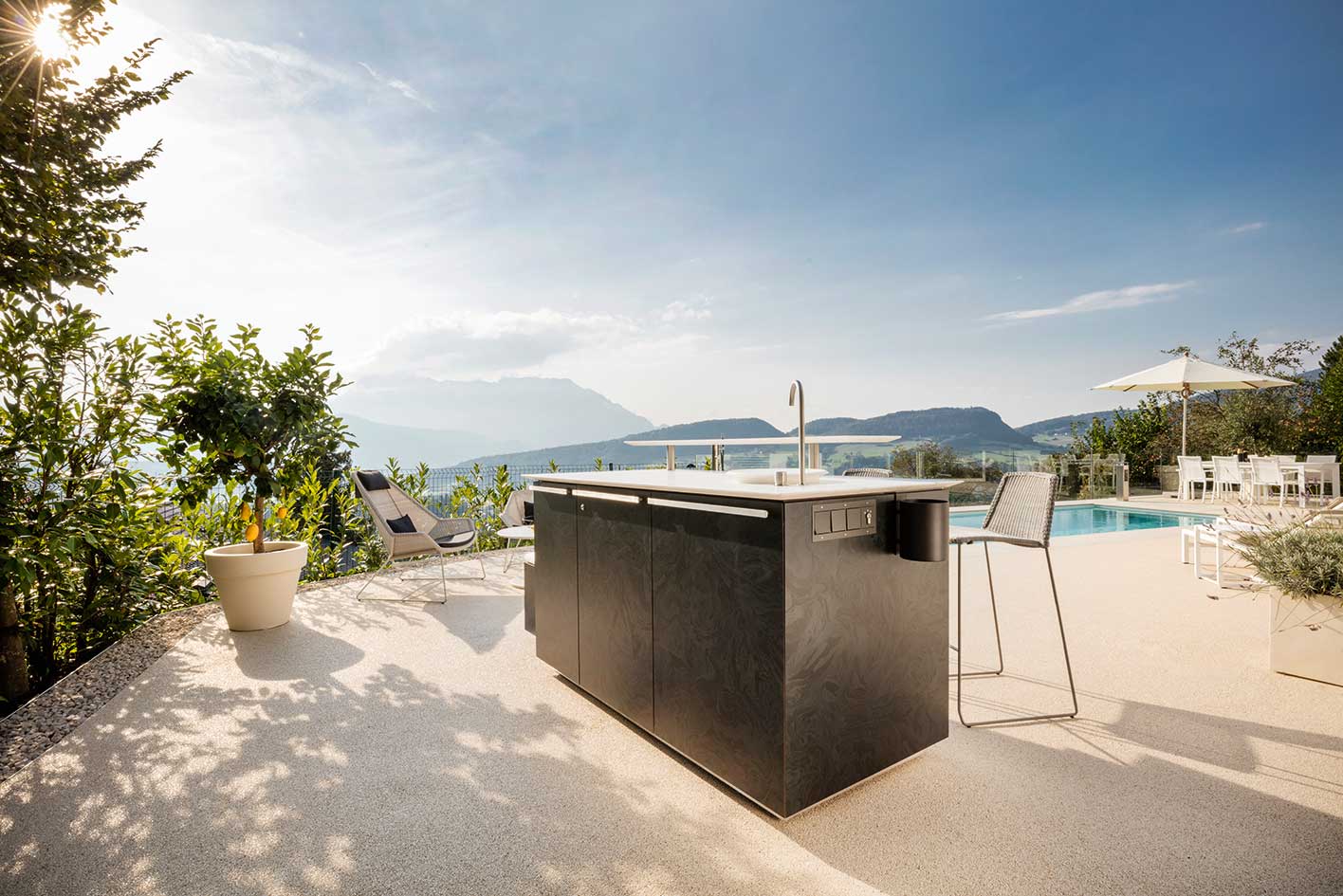 Platzwunder Die Poolbar »Oyster« vereint platzsparende Pooltechnik mit einem eleganten Outdoor-Möbel. www.leidenfrost.at