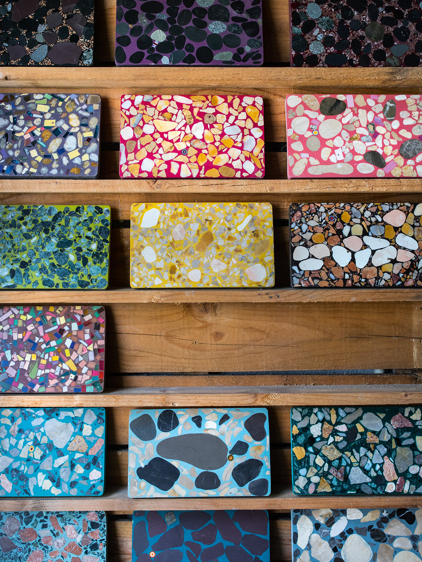 Terrazzo-Liebe Muhrhofer sammelt Steine. Am liebsten gießt er Steine vom Tagliamento und Glasreste aus Murano in den Terrazzo ein.