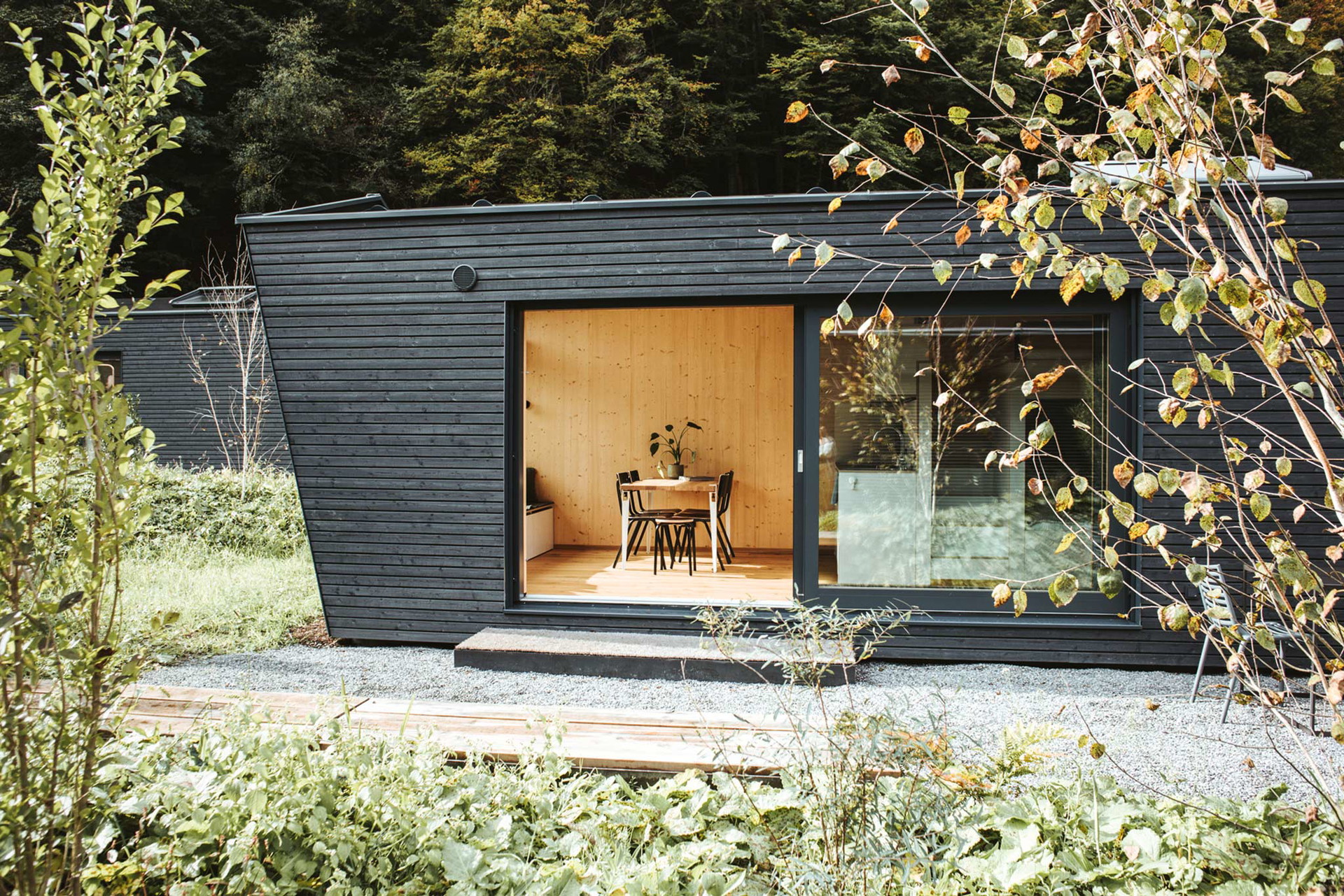 Minimalistische Escapes »Cabinski« sind Mini-Chalets für Individualisten und Urlauber, die ihre Ruhe wollen. Sie sind ideale Ausgangspunkte für Wanderungen im Montafon. Bis zu vier Personen haben Platz. cabinski.at