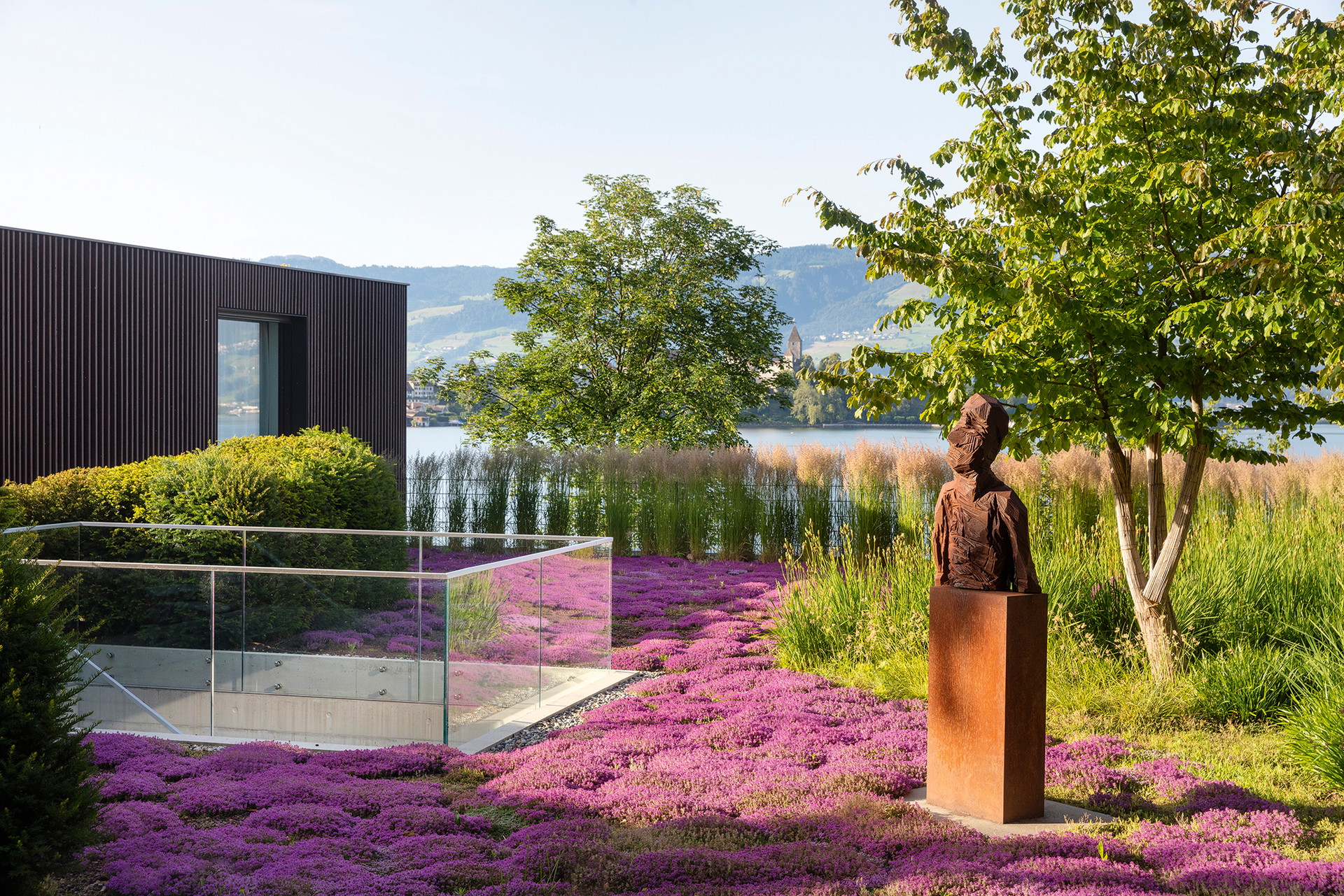 Kleine Paradiese Flora, Farben und Formen im Fluss: Enzo Enea gestaltet Gärten als Orte, die alle Sinne berühren – wie hier für ein Privathaus am Zürichsee.