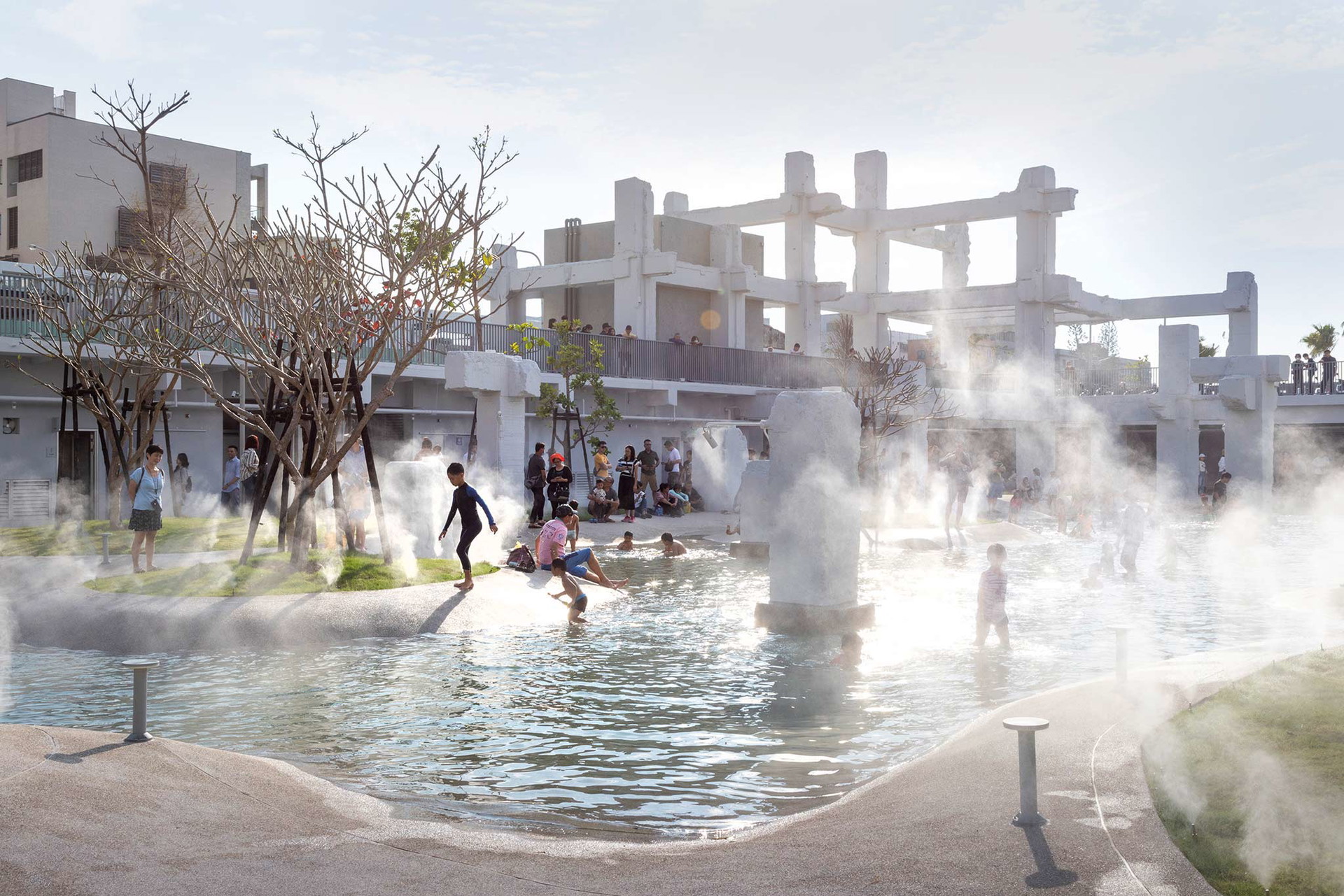 Tainan Spring, Taiwan Auf dem 55.000 Quadratmeter großen Garagenfundament eines abgerissenen Shoppingcenters im Stadtzentrum von Tainan errichtete MVRDV einen dreidimensionalen Abenteuerspielplatz mit Wasser und scheinbar vergessenen Beton­strukturen. Der Pool ist ein perfekter Treffpunkt für alle Jahreszeiten: Als Reaktion auf die Regen- und Trockenzeit steigt und fällt die Wasseroberfläche. Bei besonders hohen Temperaturen kommen abkühlende Nebelsprüher zum Einsatz. www.mvrdv.nl
