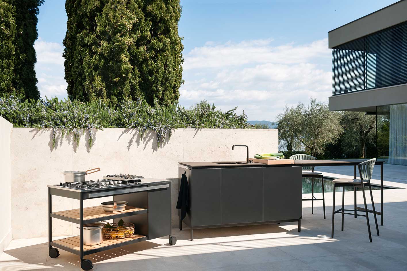 Star am Pool Rodolfo Dordoni entwarf dieses wunderschöne Outdoor-Möbel »Norma«. Ausgestattet mit Spüle und Kühlschrank. rodaonline.com

