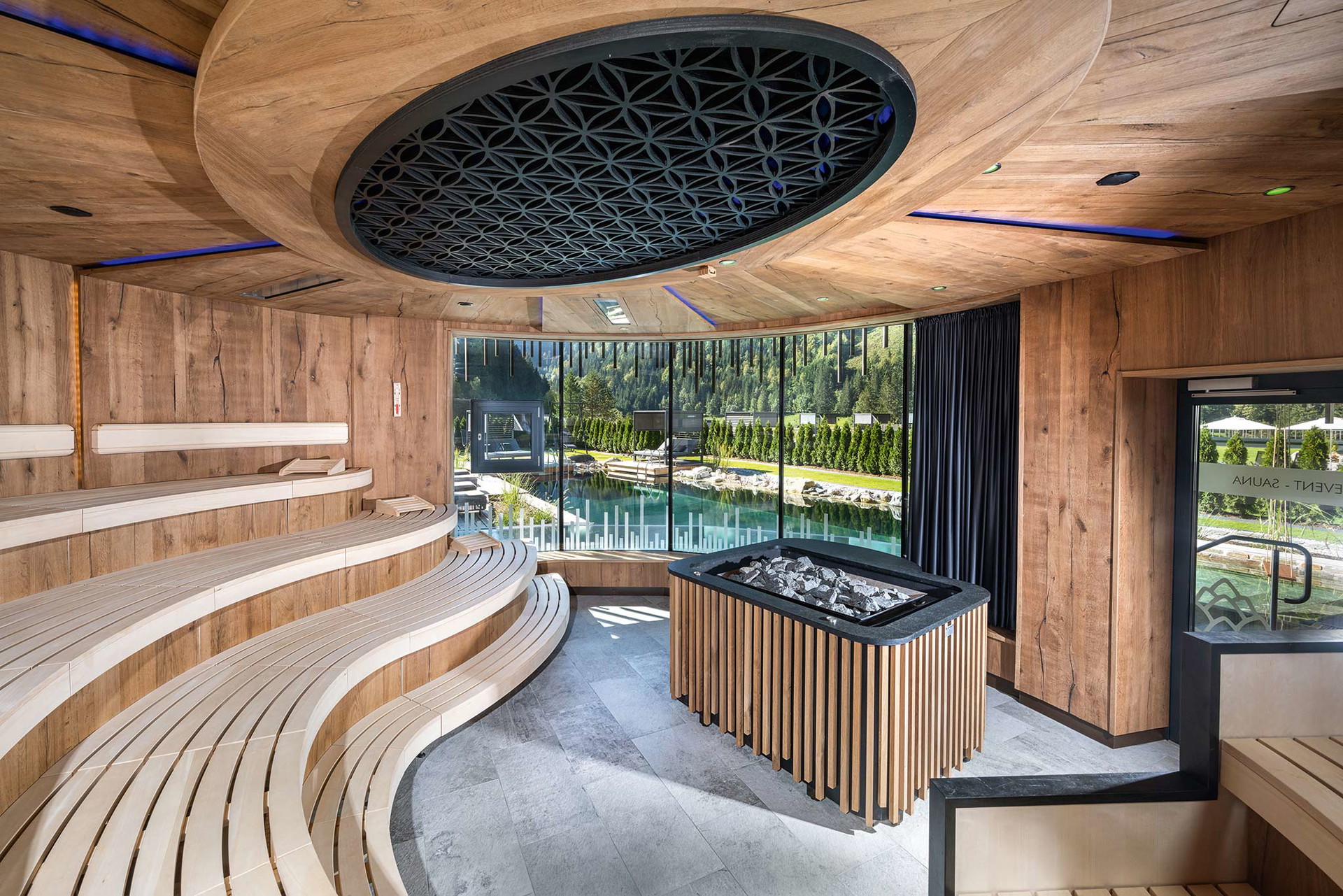 Zum Wohlsein Zur Top-Klasse bei den Wellness-Hotels im Salzburger Land zählt das 4-Sterne-Superior Alpin Resort »Der Lürzerhof« in Obertauern. Der Premium-Spa wurde kürzlich auf 4.000 Quadratmeter erweitert, dazu gibt’s einen Private Spa, einen Badesee und sieben Saunen und Dampf­bäder, darunter die neue See-Event-Sauna. Auch die 60 Zimmer und Suiten bekamen ein luxuriöses Update mit viel Liebe zum handwerklichen Detail. luerzerhof.at