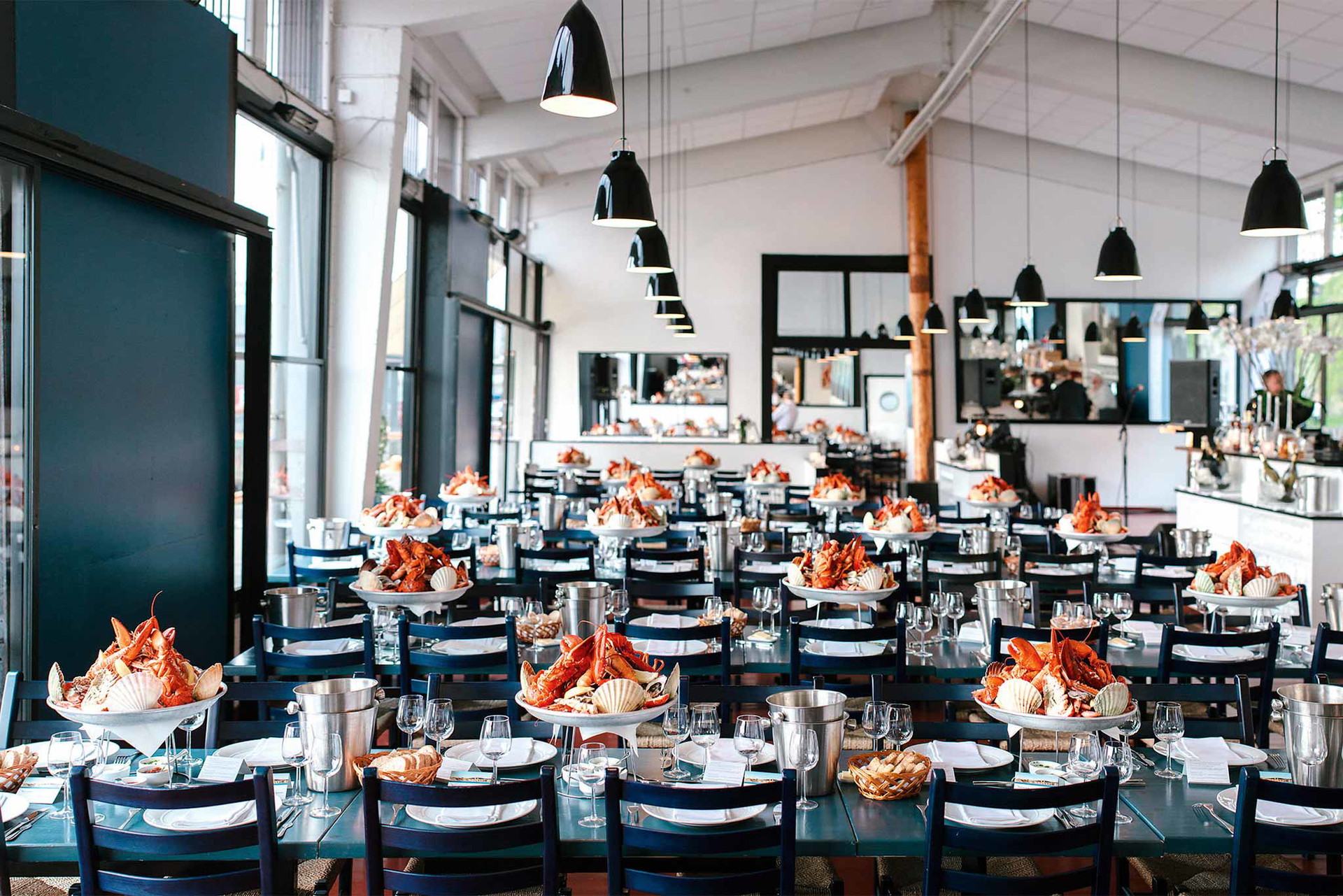 Solsiden Restaurant, Oslo. »Norwegen is(s)t Fisch – und das leger nordische, kühle, moderne Ambiente des SOLSIDEN in der schicken neuen Hafen-Area von Oslo ist ein Must go and eat! Am Besten lässt man sich etwas zusammenstellen – an manchen Tagen gibt es einen speziellen Catch of the Day, der nicht auf der Karte steht.«