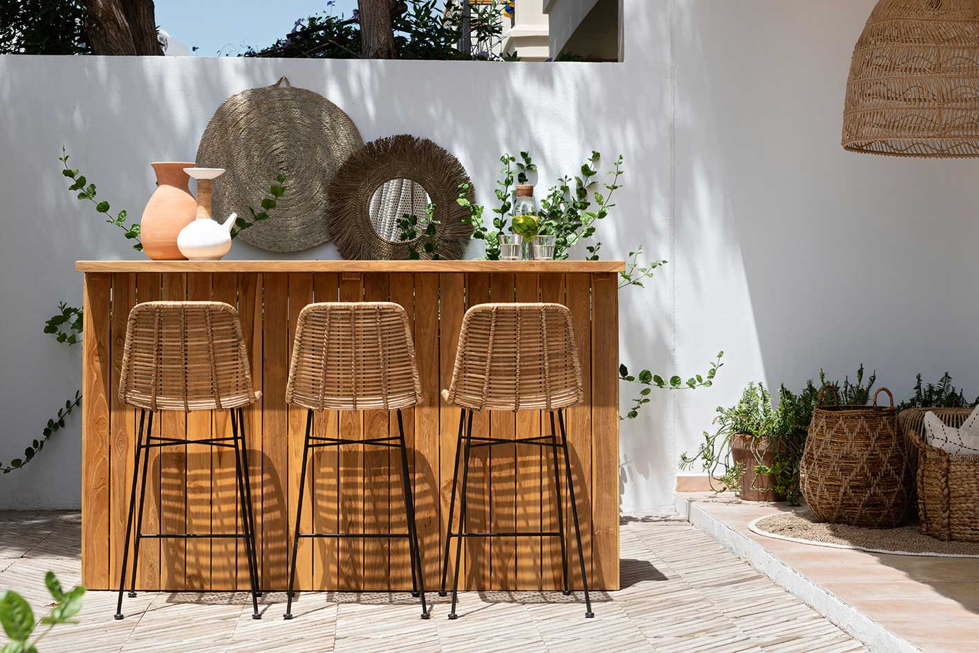 Sizilianisches Flair Die Outdoor-Bar »Palermo« aus Teak-Holz bringt jede Dinner-Party auf das nächste Level. homeandsouldubai.com