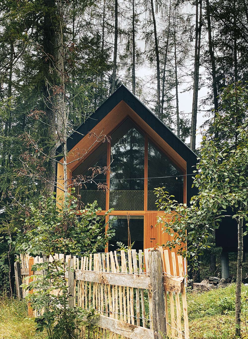 Ich glaub’, ich steh im Wald Es duftet nach Holz, Harz und viel Frischluft am Ortsrand von Brand. Die fünf neuen Chalets schmiegen sich unter Lärchen am Wald. Architektur und Design sind von Vorarlberger Qualität ohne aufdringliche Alpin-Klischees. Die Chalets bieten Platz für bis zu sechs Personen. Für Freunde des Rustikalen wurde das ehemalige Holzhaus der Familie zur kuscheligen »Älmele Lodge« umgebaut. waldchalets-brandnertal.at