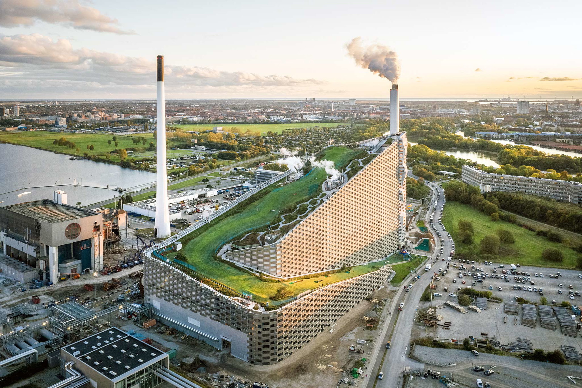 Copenhill, Kopenhagen Im Heizkraftwerk Amager Bakke im Osten der Innenstadt werden jährlich rund 440.000 Tonnen Abfall verbrannt und in Elektrizität umgewandelt. Auf dem Dach des 85 Meter hohen Heizkraftwerks jedoch kann man für umgerechnet 20 Euro wandern und Ski fahren. An der Ostfassade gibt es mit mehr als 80 Meter Höhe zudem die längste Boulder-Kletterwand der Welt. Ein ambitioniertes Symbol, das der dänische Architekt Bjarke Ingels hier geschaffen hat: Bis 2025 will Kopenhagen die erste CO2-neutrale Stadt der Welt werden. www.copenhill.dk, www.big.dk