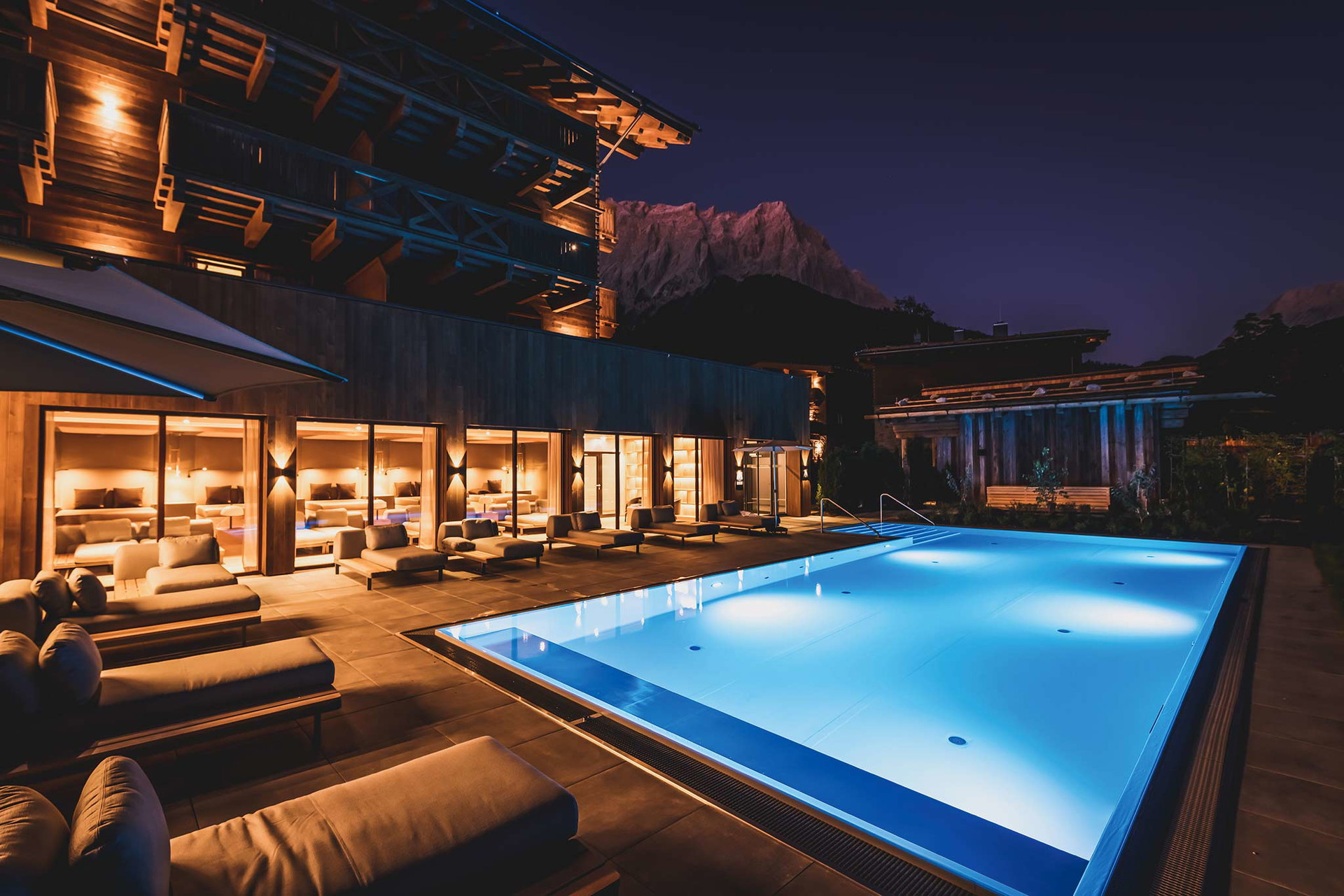 Reine Freude An inzwischen fünf Standorten in alpinen Toplagen in Österreich ist die Luxuskette PURE RESORTS präsent. Das Resort in Schruns eröffnet im Dezember 2021 mit 28 Wohnungen und 14 Zimmern. Charakteristisch für PURE ist die für jeden Ort maßgeschneiderte Mischung aus Hotelzimmern, Apartments und Chalets, die alle den vollen Hotel-Service genießen. pure-resorts.com

