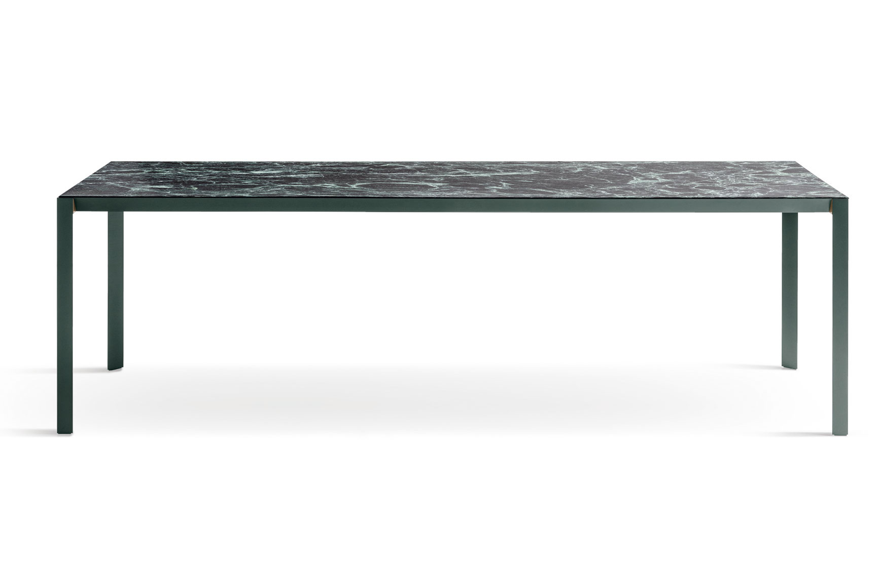 Konzentration. Purismus in der Form, Materialreichtum im Detail: Der aus Marmor und Aluminium gefertigte Esstisch »Half A Square« für Molteni. molteni.it