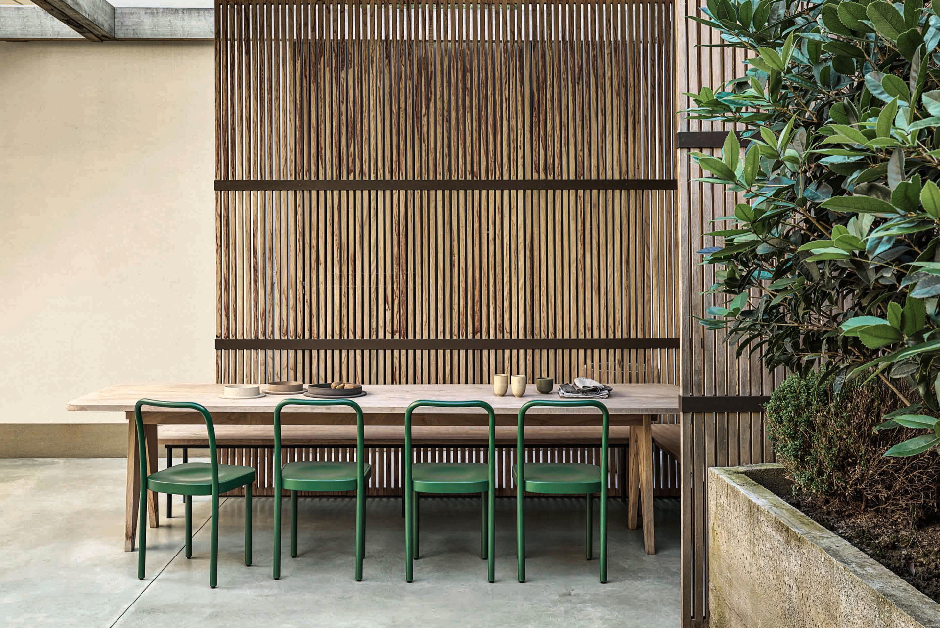 Raumgefühl: Der Wahl-Londoner, international ausgezeichnet für seine Leuchten, hat zuletzt zunehmend Möbel designt – wie den Stuhl »Sugilo« für die Gebrüder Thonet Vienna. gebruederthonetvienna.com
