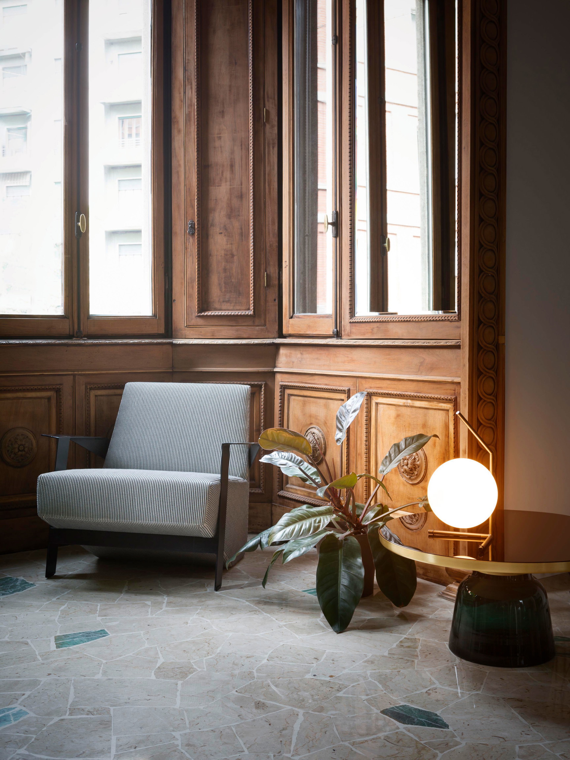 Leichtigkeit. Eine Tischlampe, die den Raum&nbsp; mit der Ungebundenheit eines schwebenden Balles erfüllt: das Modell »IC« für die Marke Flos. flos.com