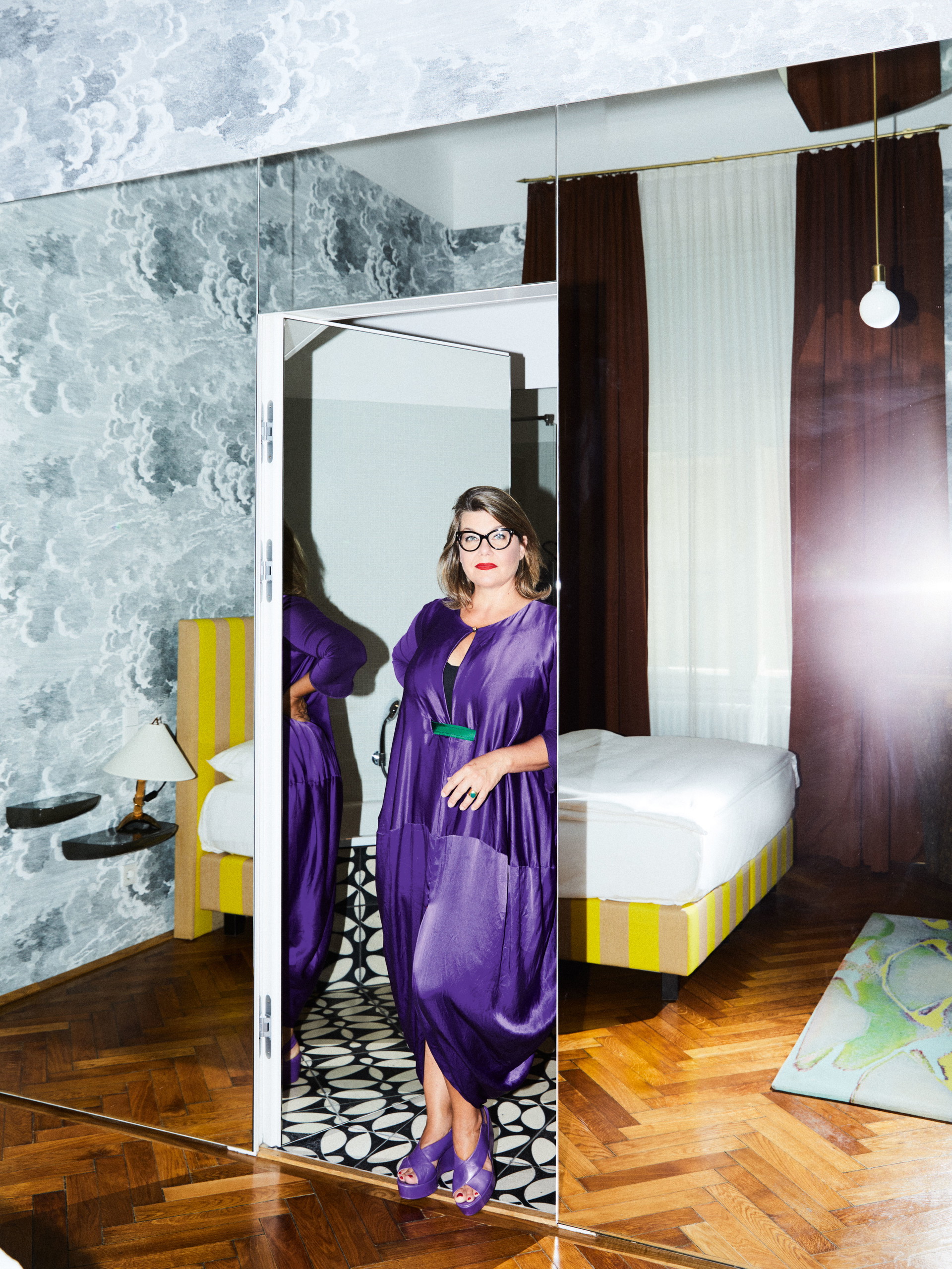 Leading Lady im MAK: Die neue MAK-Direktorin Lilli Hollein in einem extravaganten lila Outfit von Wendy &amp; Jim in&nbsp;ihrer Suite im Hotel Altstadt.&nbsp;Vienna. altstadt.at