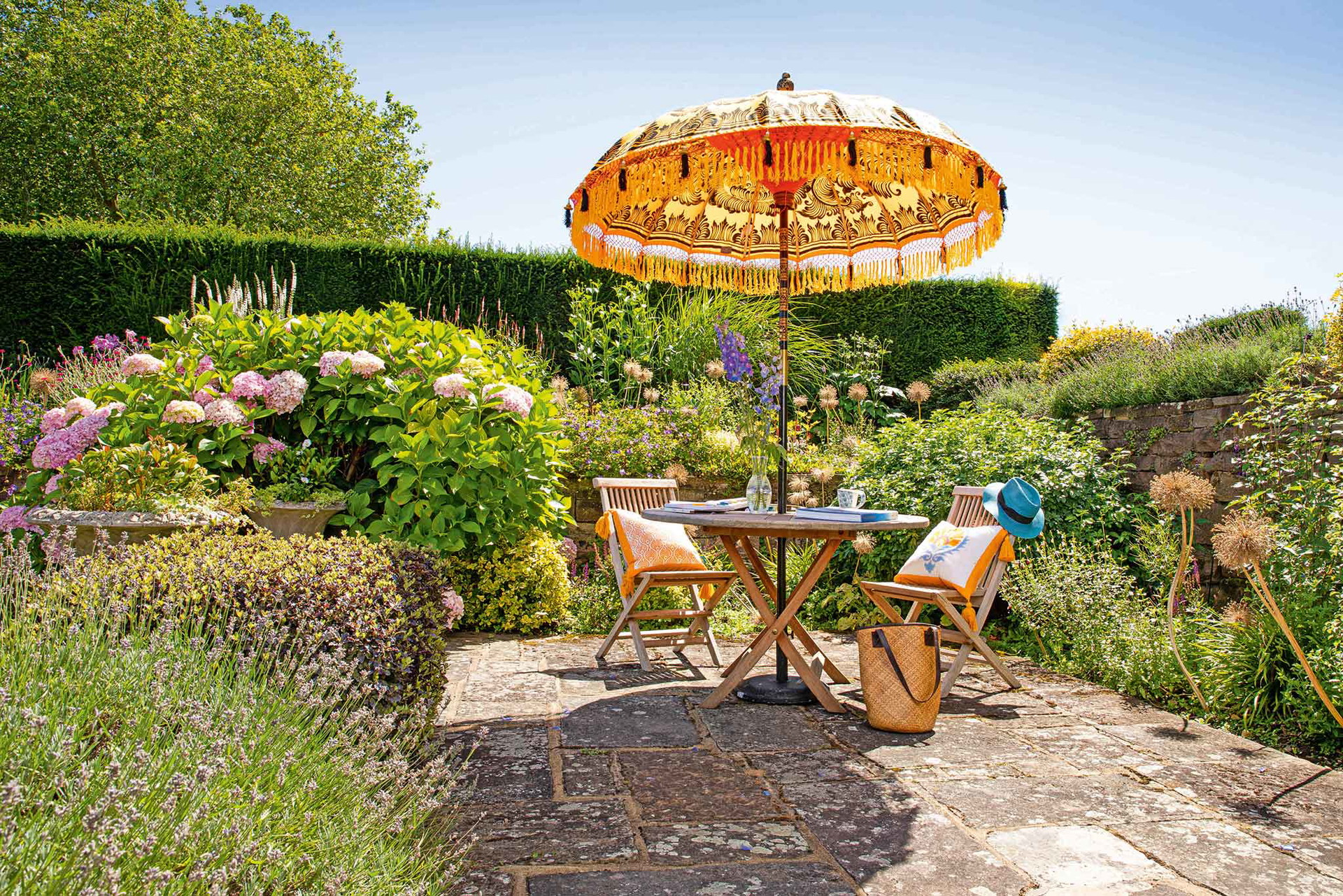 Gut beschirmt&nbsp;Der gelbe Bambus-Sonnenschirm »Augusta« sorgt für pefekte Sommer-Laune. Bunt, elegant und glamourös.&nbsp;eastlondonparasols.com
