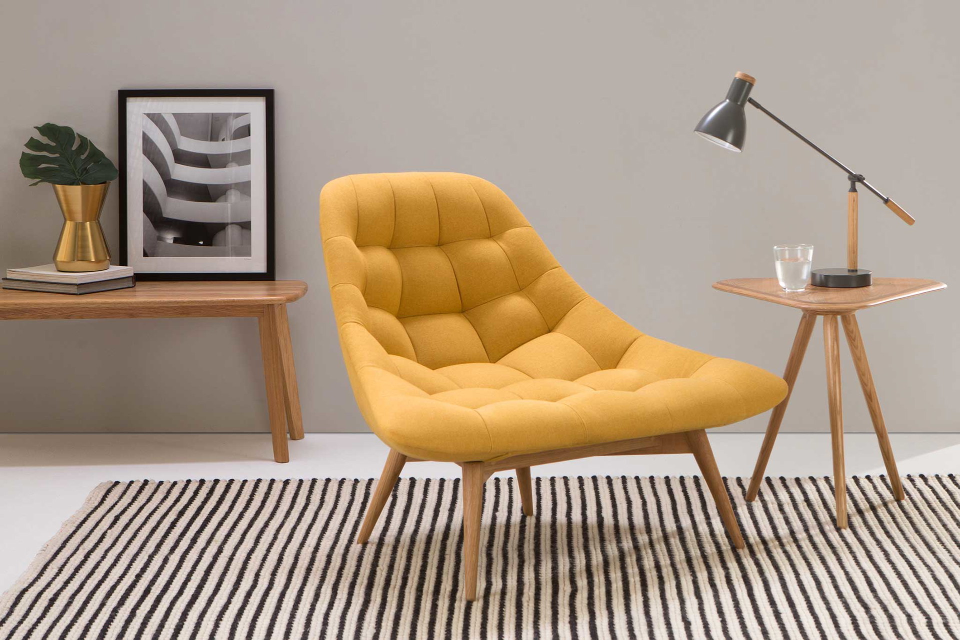 Gut gepolstert&nbsp;Loungesessel »Kolton« vereint kräftiges Dottergelb mit lässiger Formgebung. Dank der abgesteppten Optik des&nbsp;Bezugs wirkt die intensive Farbe modern. made.com