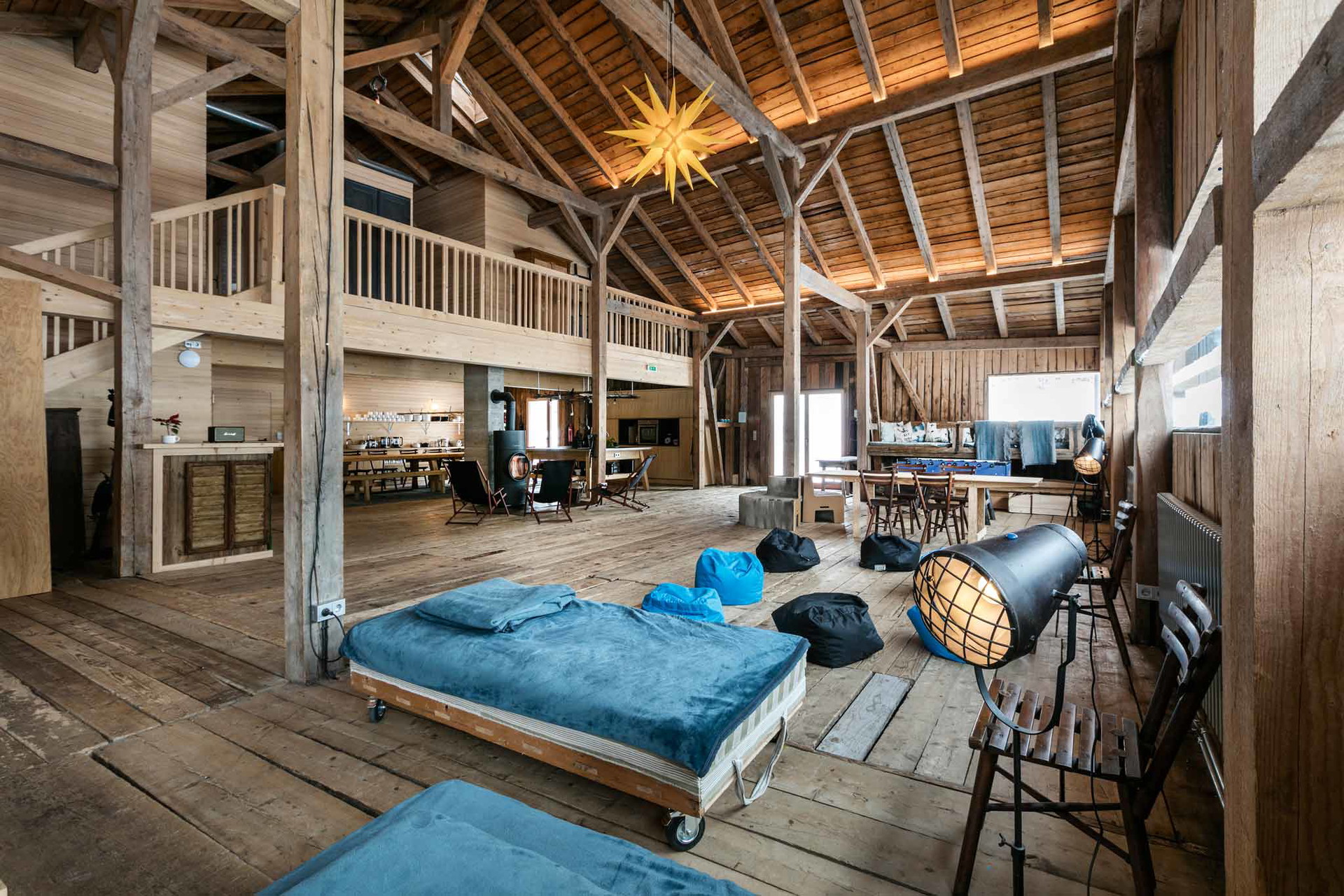 Alpine Worcation: Co-Working statt Kuhstall heißt es in dem 400 Jahre alten, liebevoll restaurierten Hof am Achensee. Ein einzigartiges Retreat für bis zu 37 Personen, die Arbeit mit Freizeitflair verbinden wollen. mesnerhof-c.at