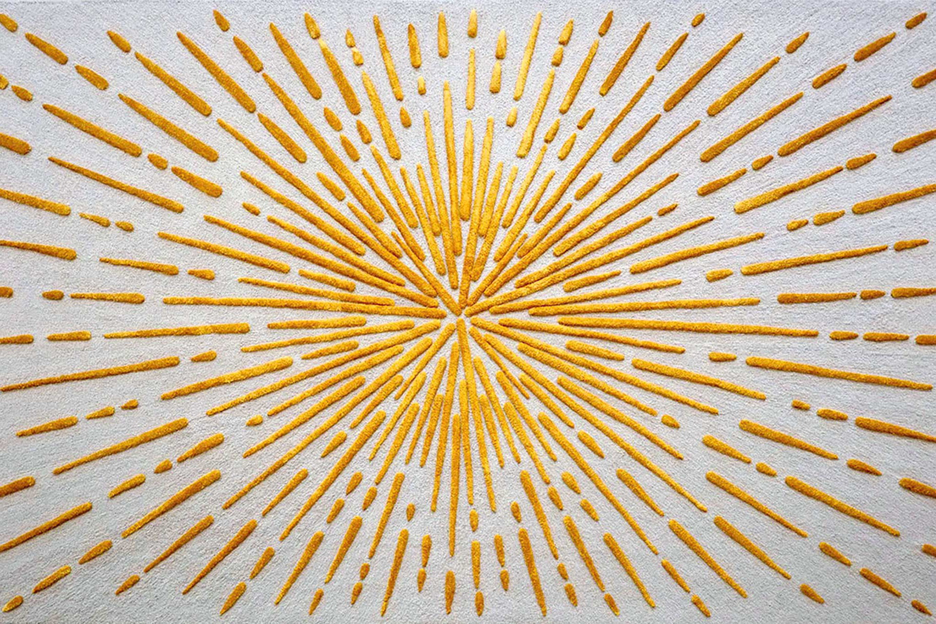 Strahlende Eleganz&nbsp;Das Sonnenmotiv des handgeknüpften Teppichs von Damien Langlois- Meurinne wirkt minimalistisch und poetisch&nbsp;zugleich.&nbsp;theinvisiblecollection.com